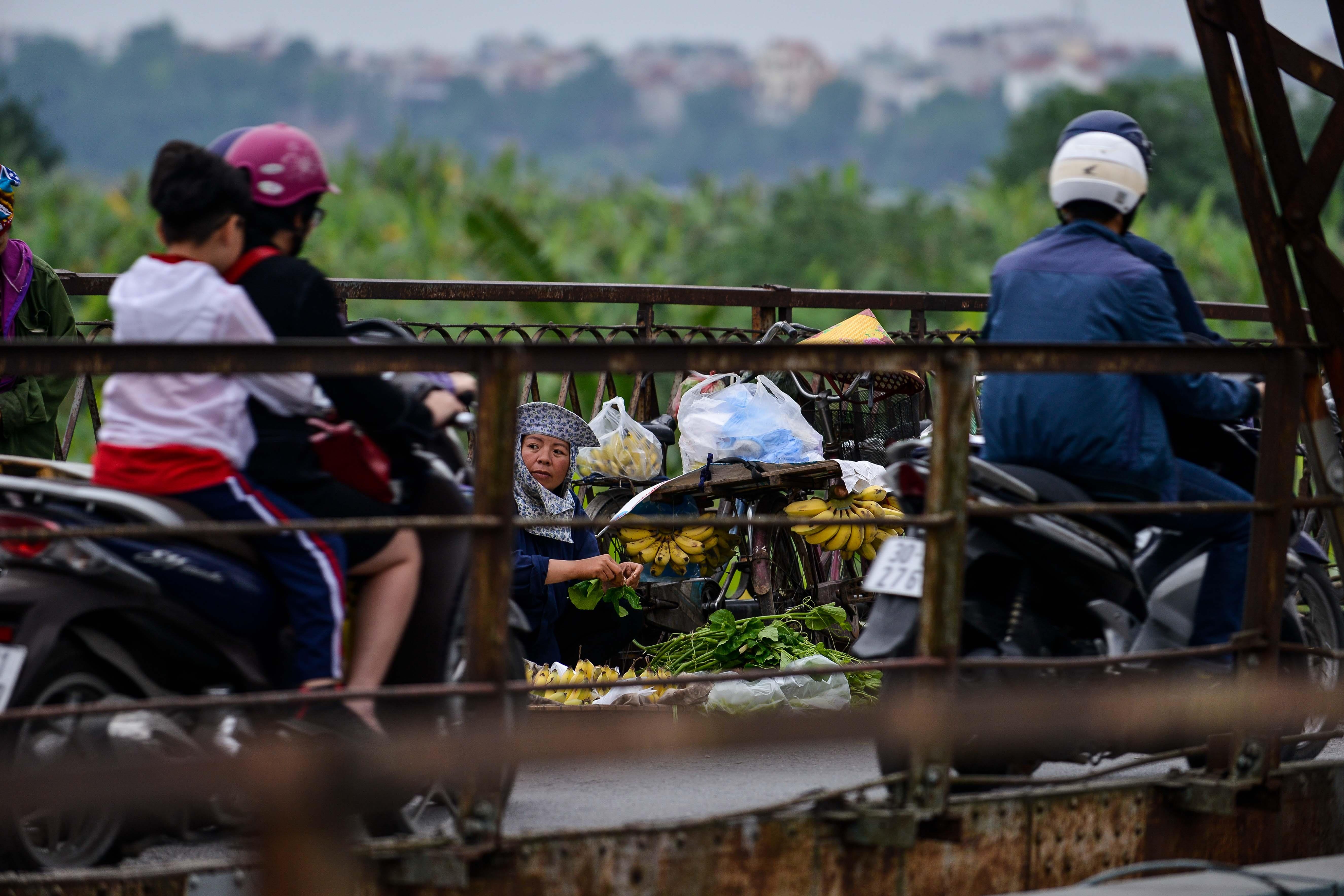 Giao thong o cau Long Bien un tac vi ban hang anh 8