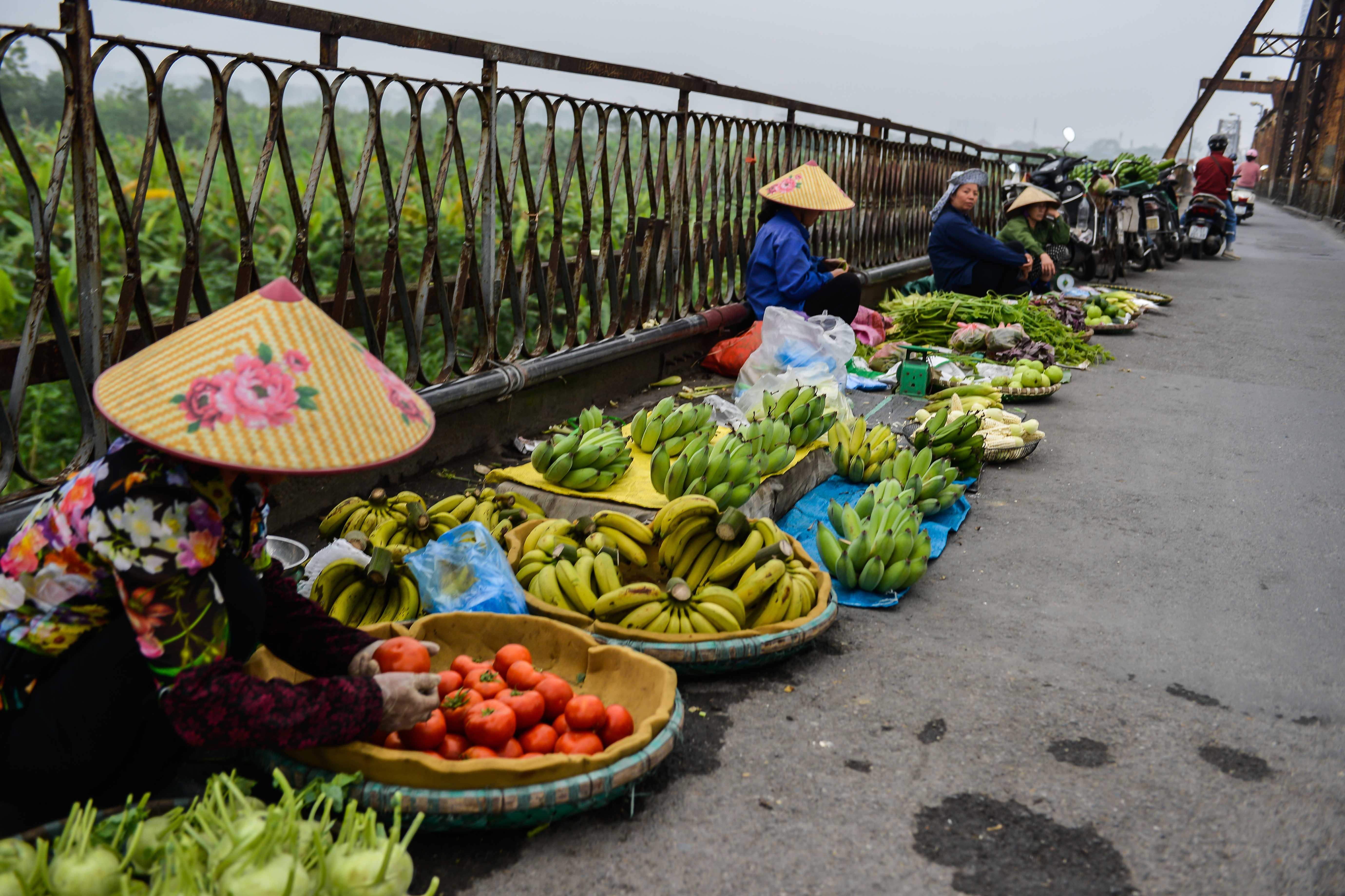 Giao thong o cau Long Bien un tac vi ban hang anh 4