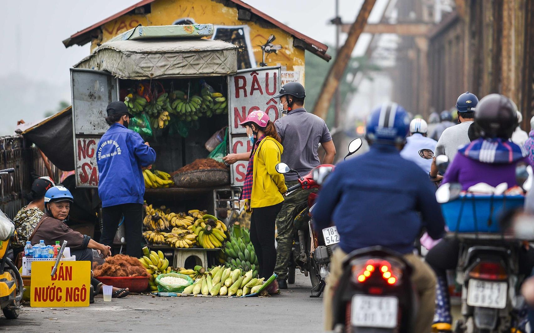 Cau hon tram tuoi bi bien thanh cho coc, giao thong un u hinh anh