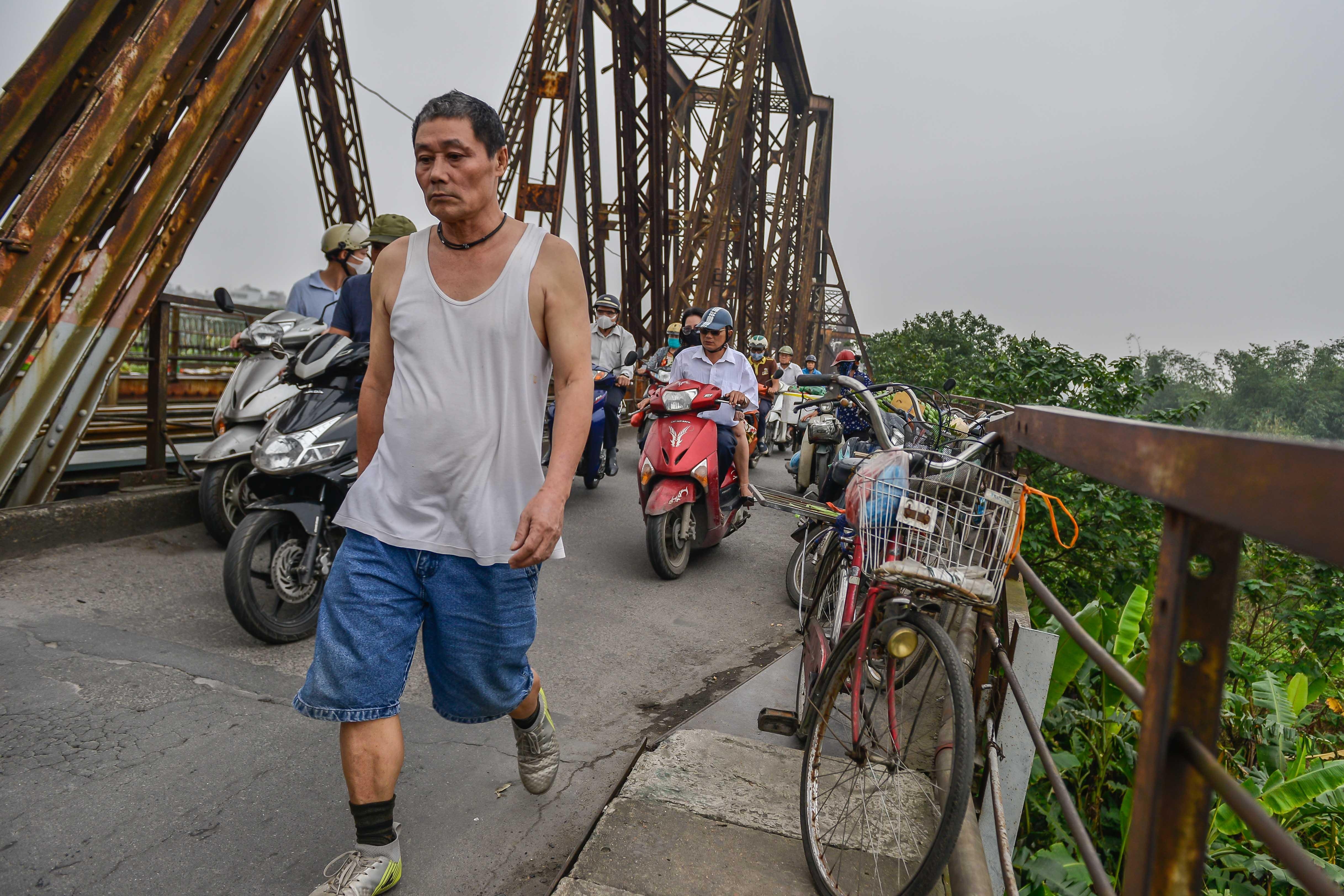 Giao thong o cau Long Bien un tac vi ban hang anh 5