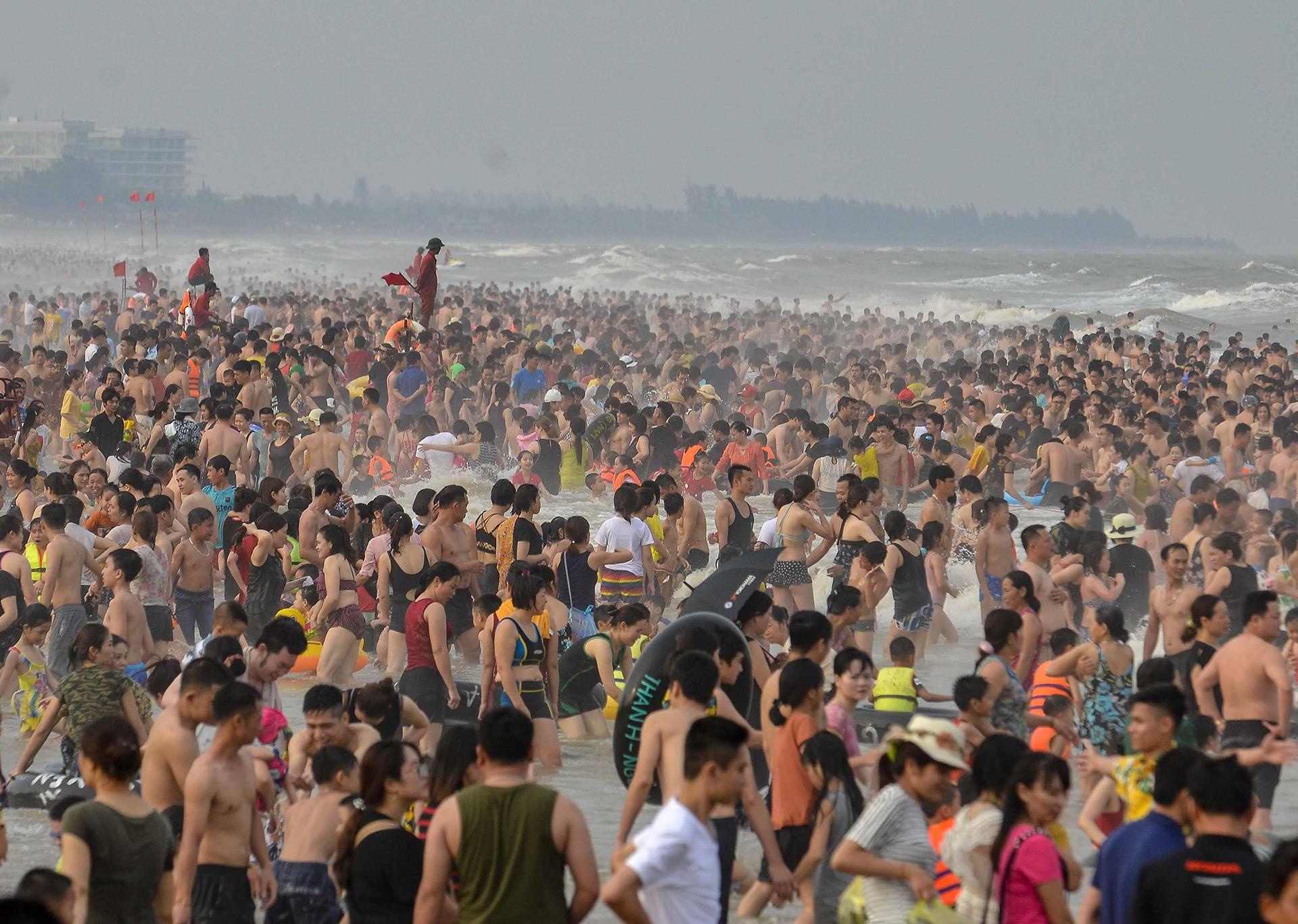 Bai bien Sam Son dac kin nguoi ngay nghi le hinh anh