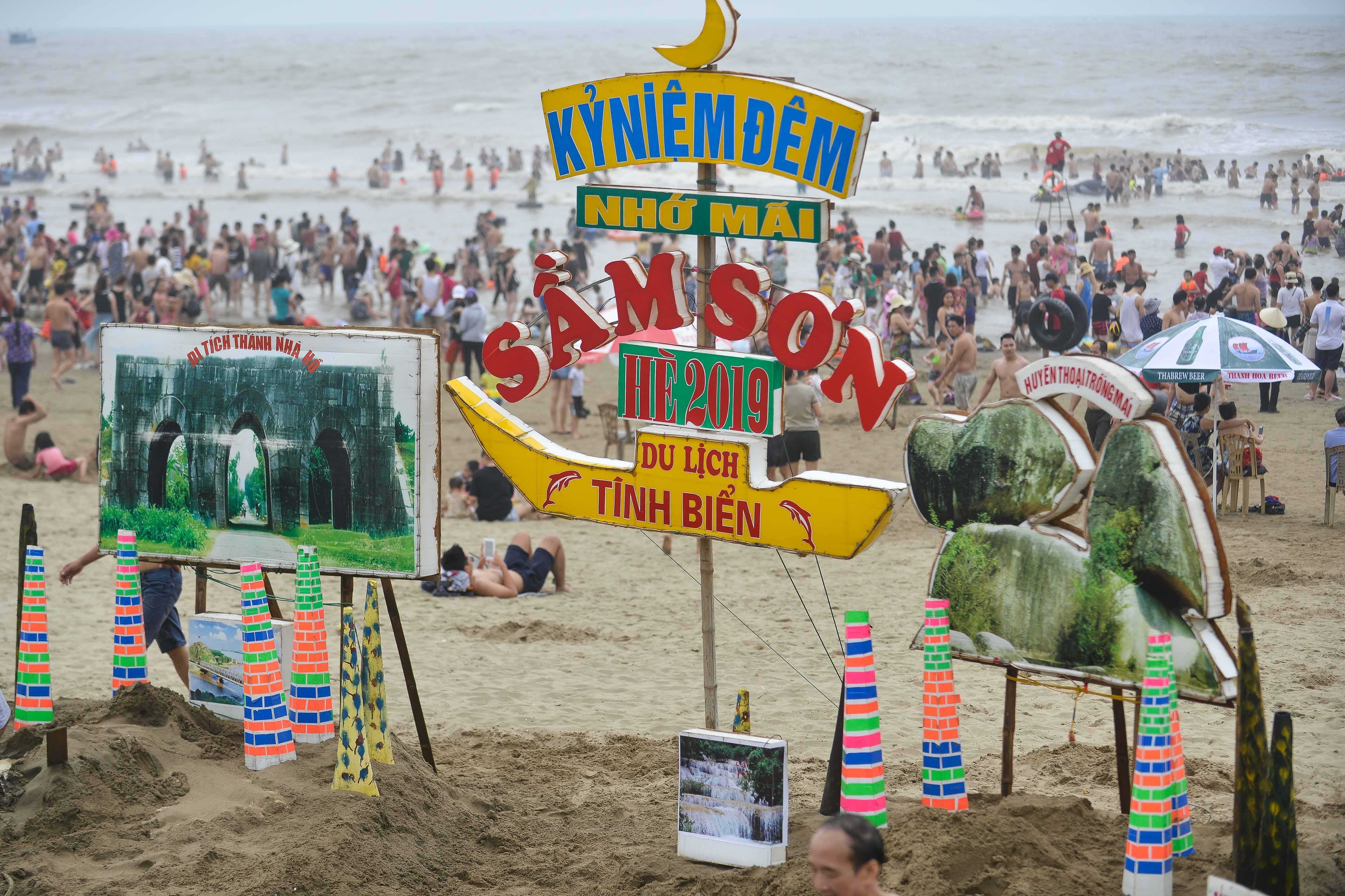 Bien Sam Son dong nghit nguoi vao le 30/4 anh 1