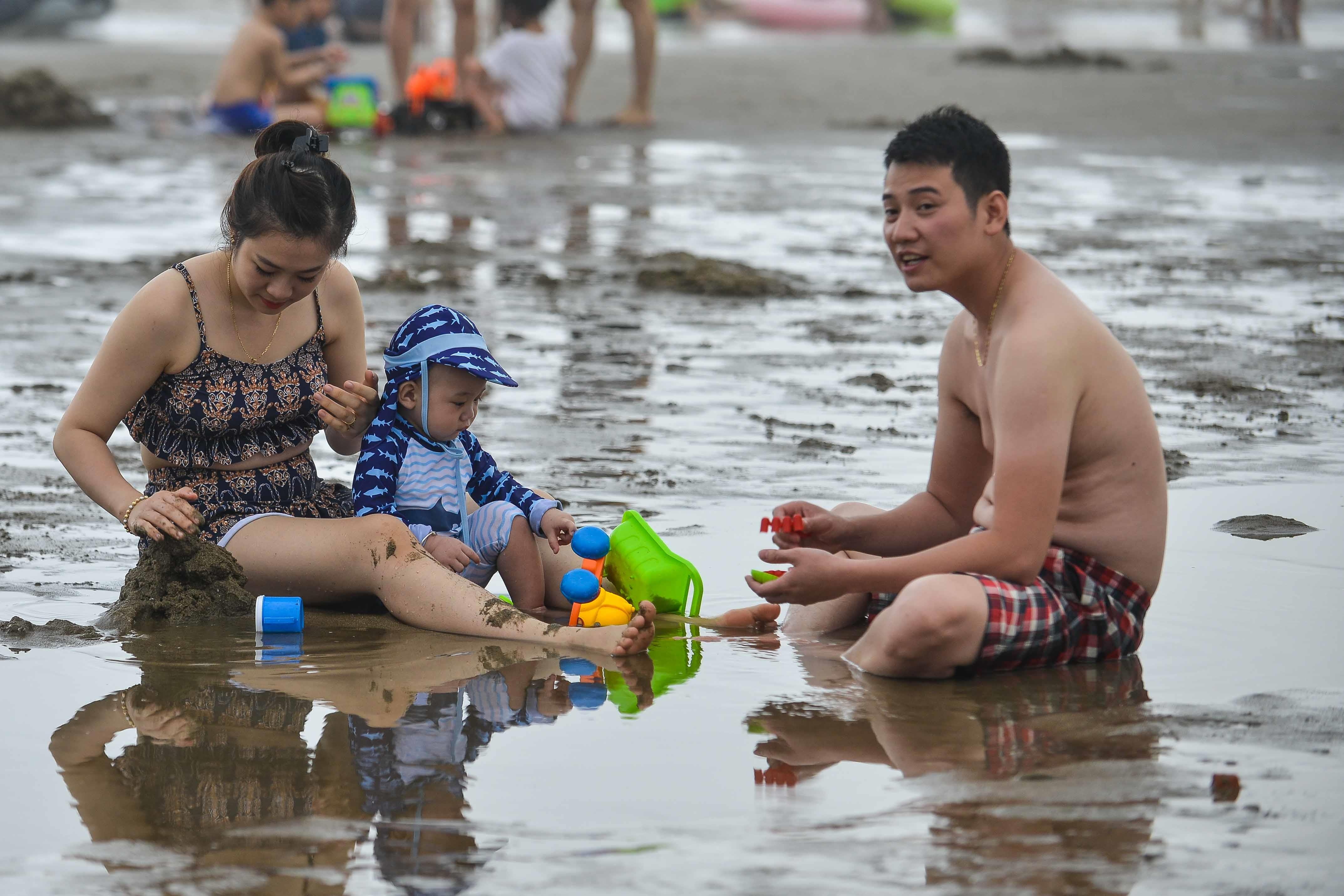 Bien Sam Son dong nghit nguoi vao le 30/4 anh 8