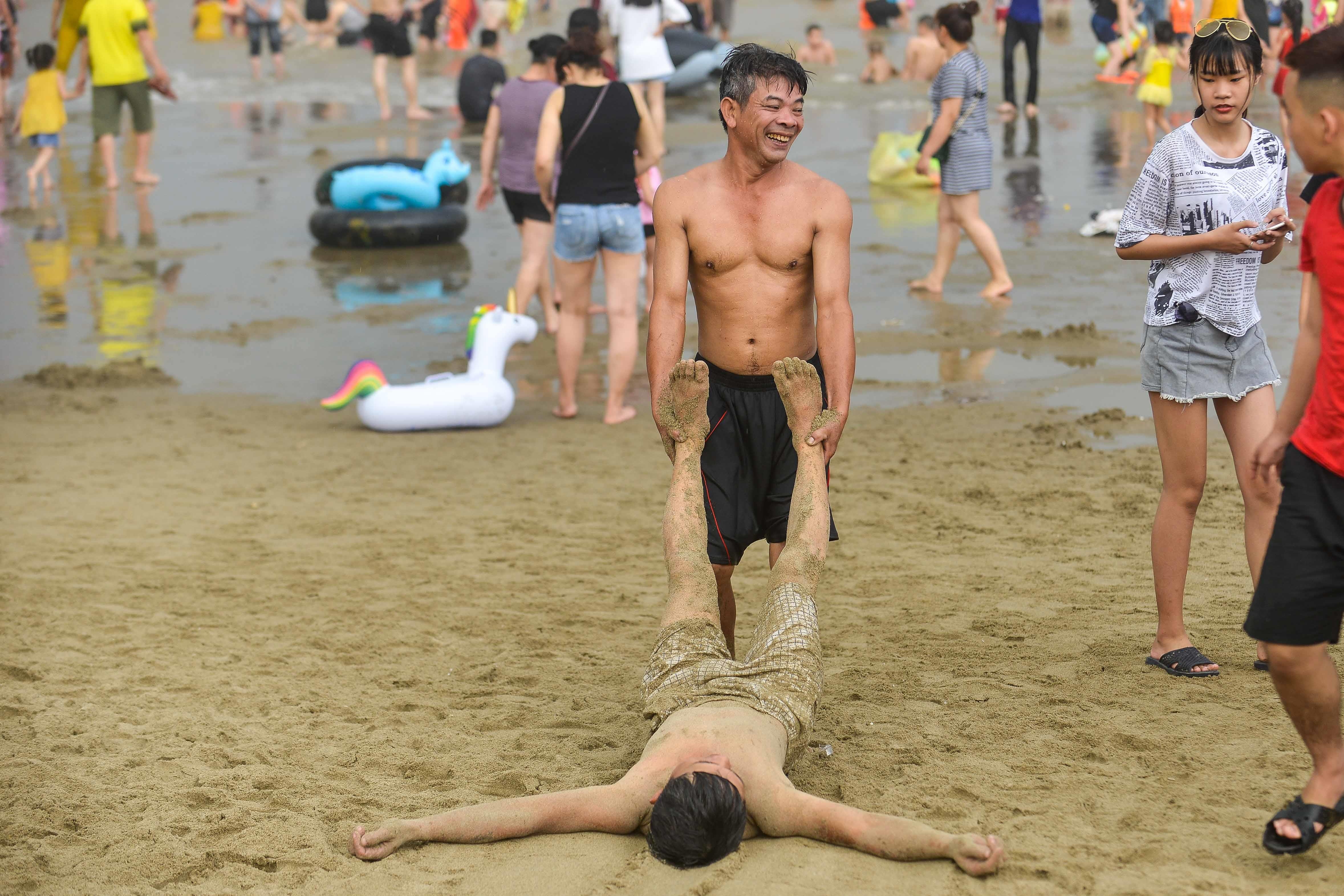 Bien Sam Son dong nghit nguoi vao le 30/4 anh 4