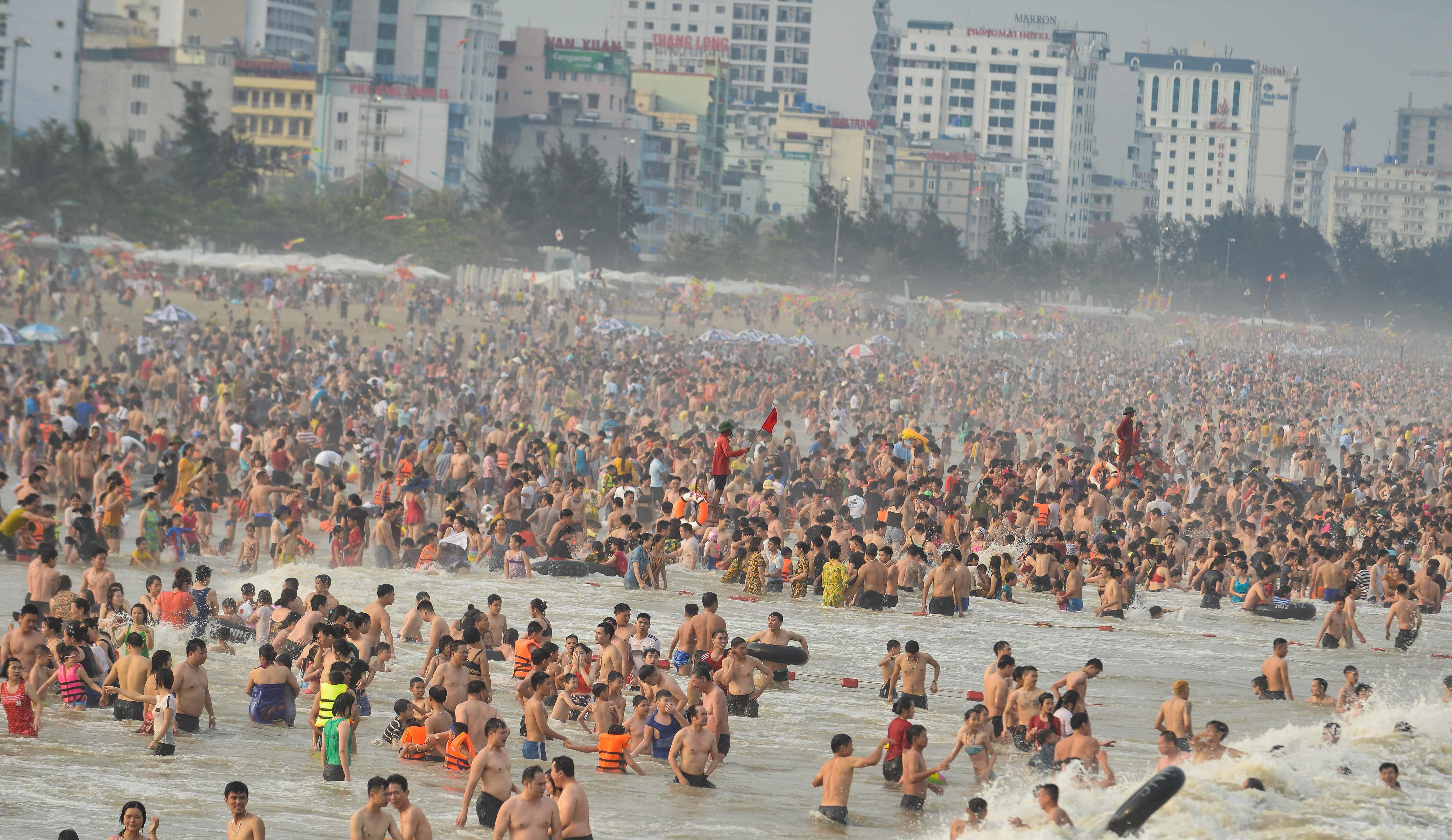 Bien Sam Son dong nghit nguoi vao le 30/4 anh 11