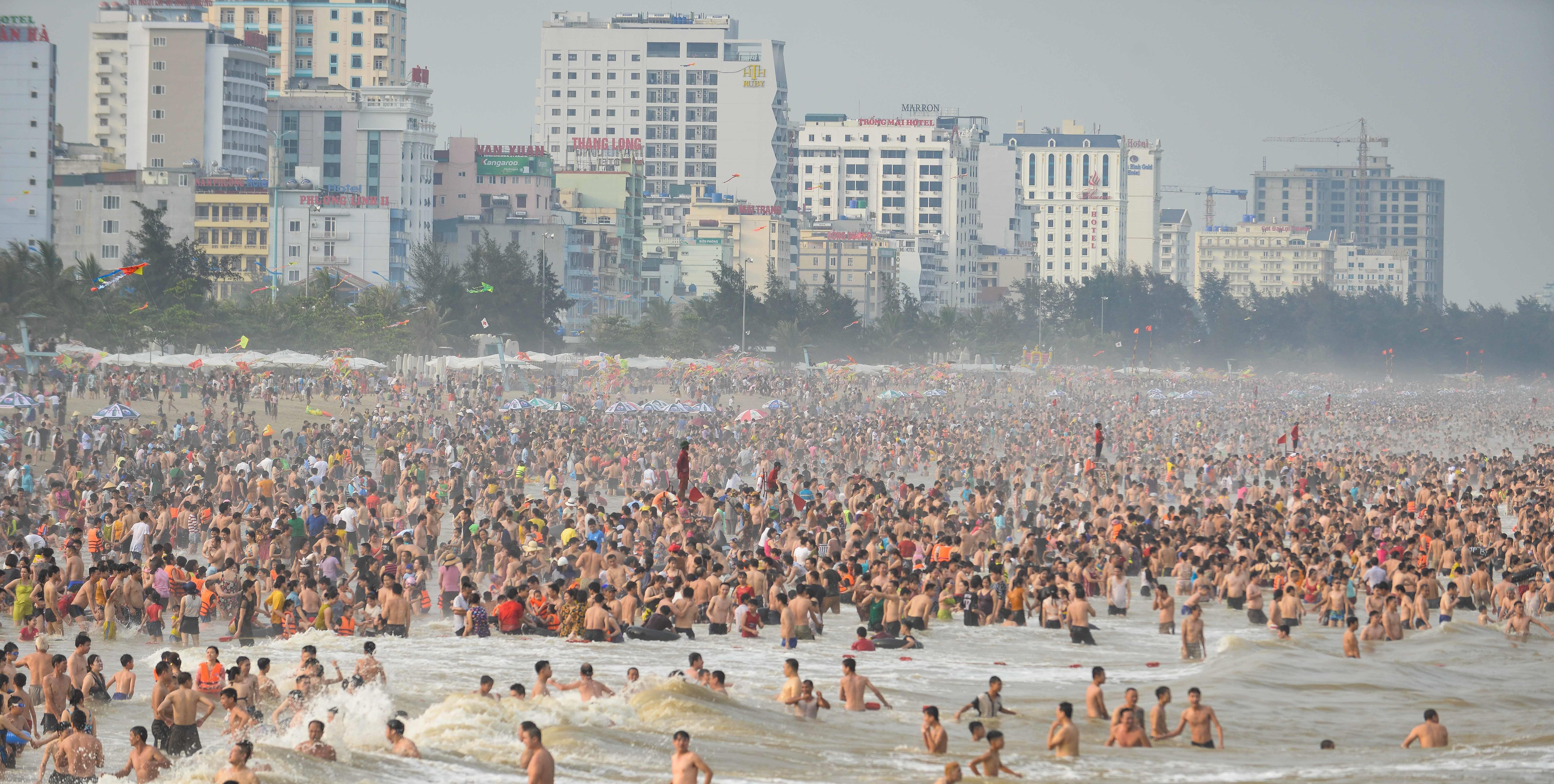 Bien Sam Son dong nghit nguoi vao le 30/4 hinh anh