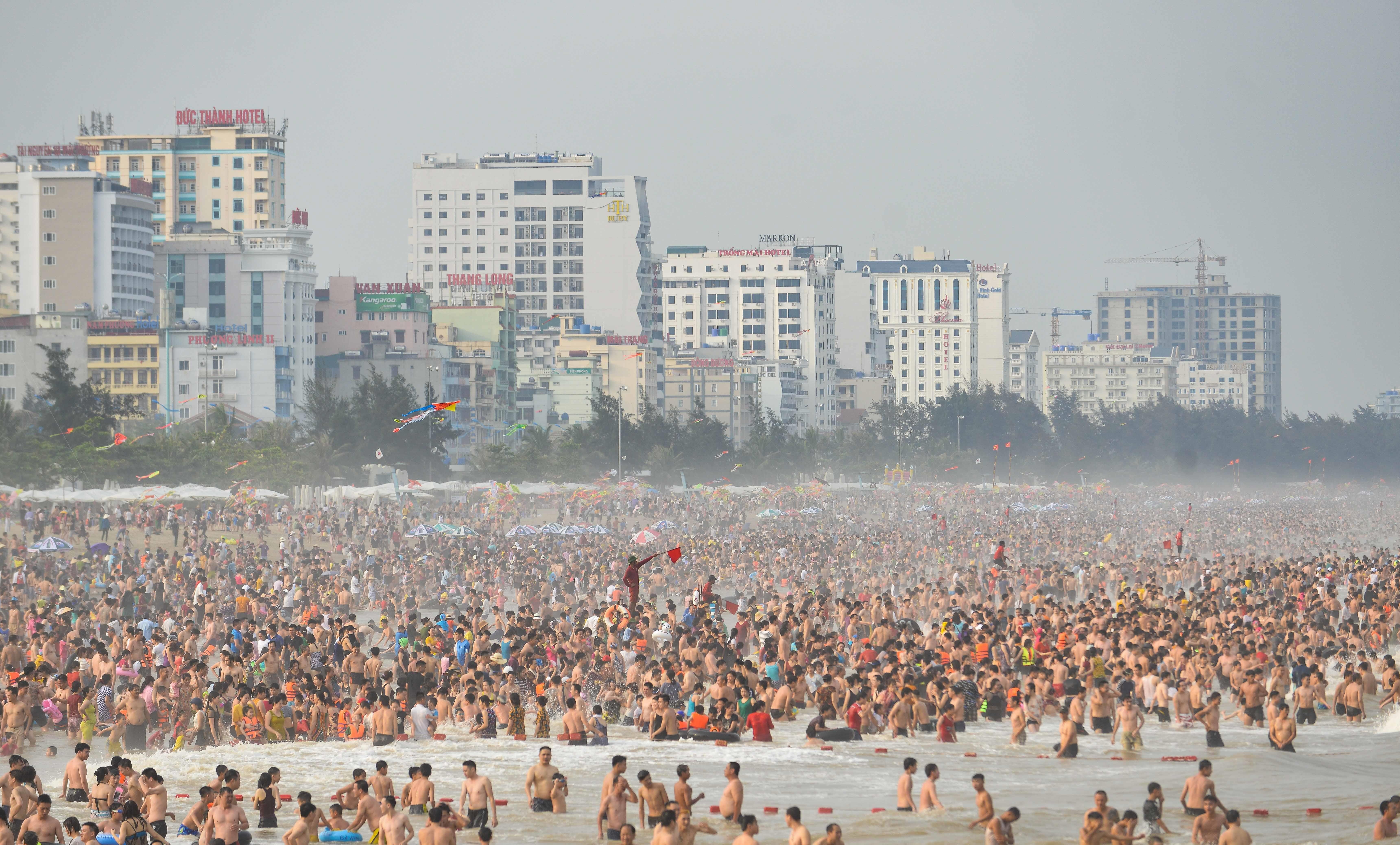 Bien Sam Son dong nghit nguoi vao le 30/4 anh 3