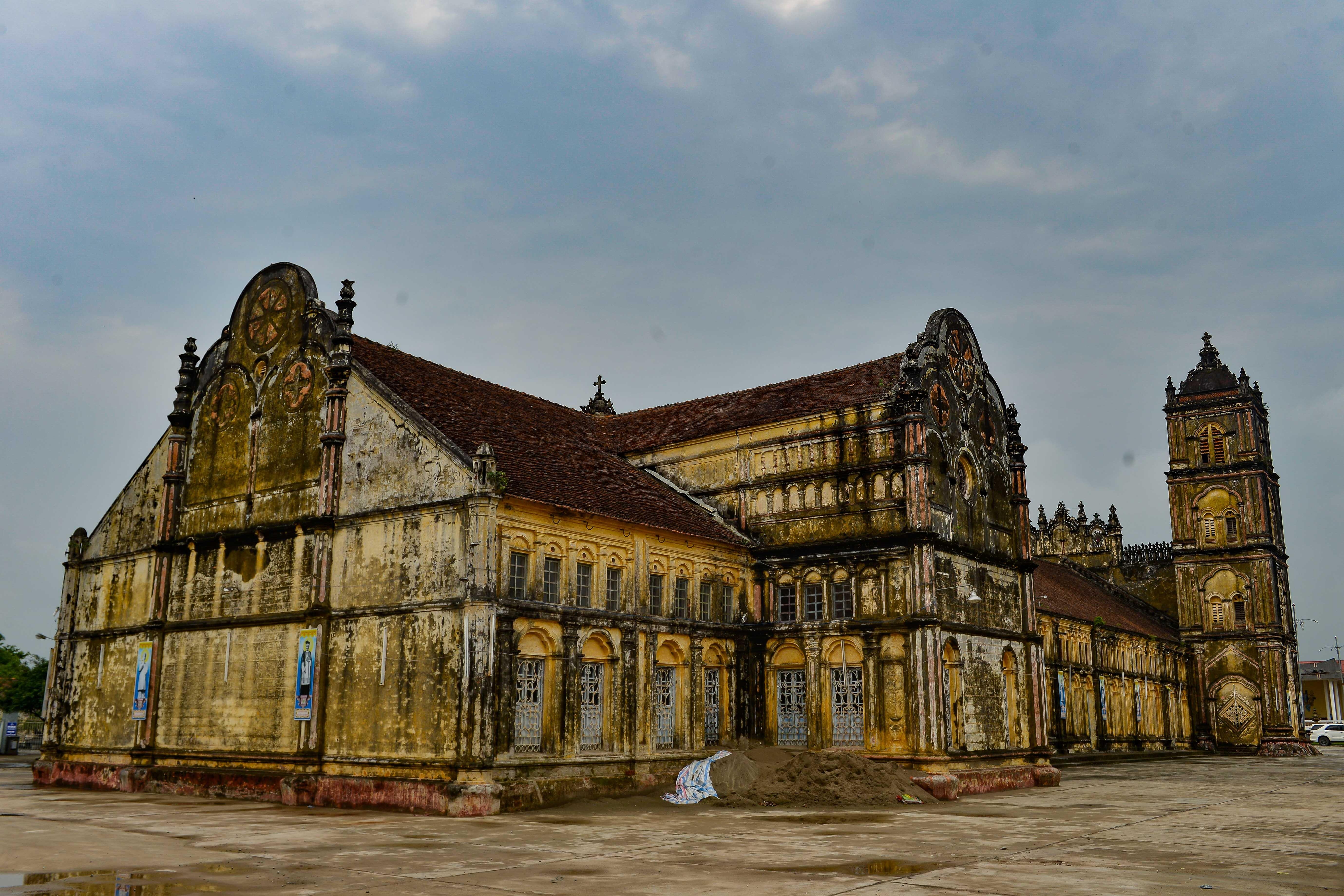 Nha tho Bui Chu va nhung hien vat doc,  la,  co mot khong hai anh 2