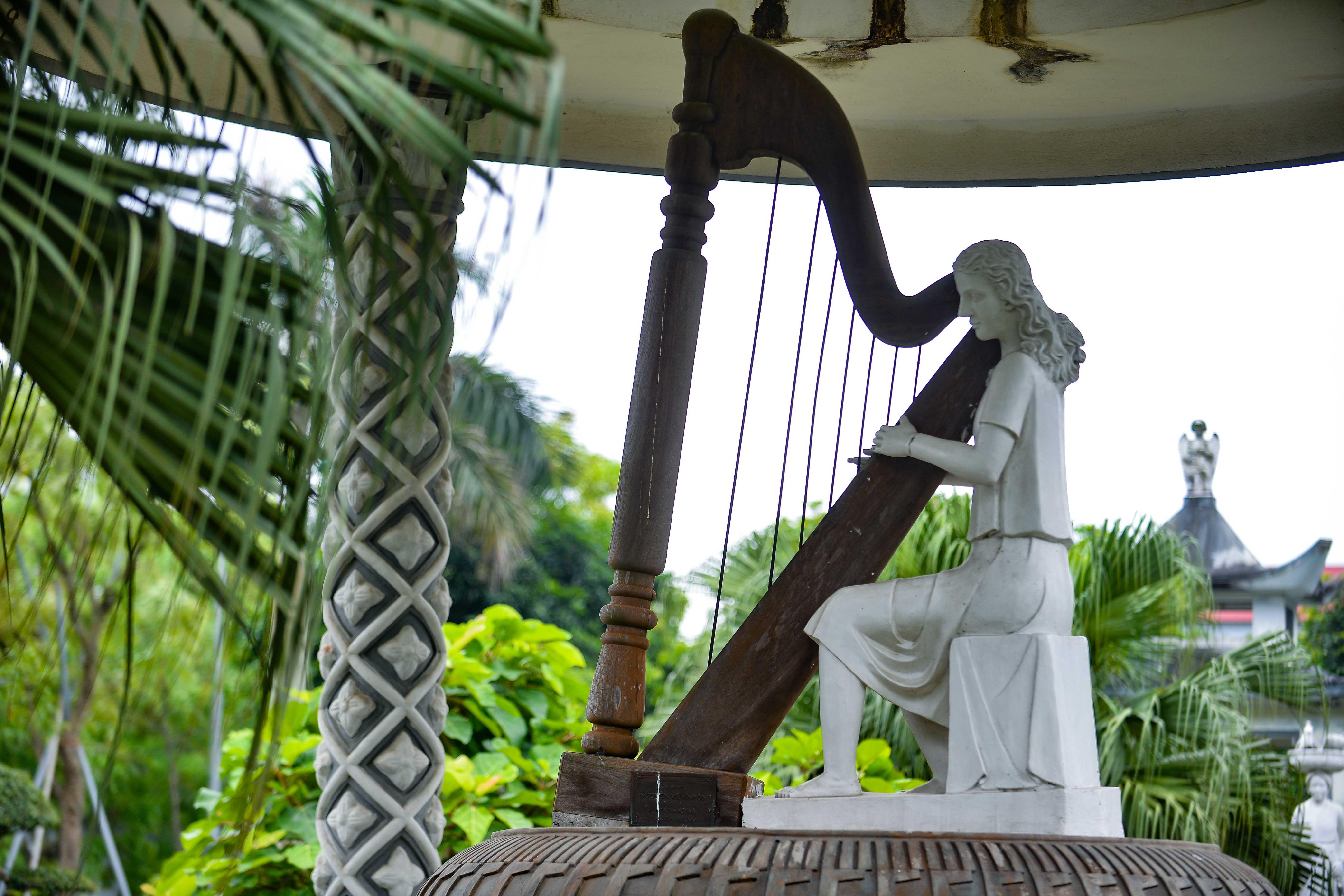 Nha tho Bui Chu va nhung hien vat doc,  la,  co mot khong hai anh 12