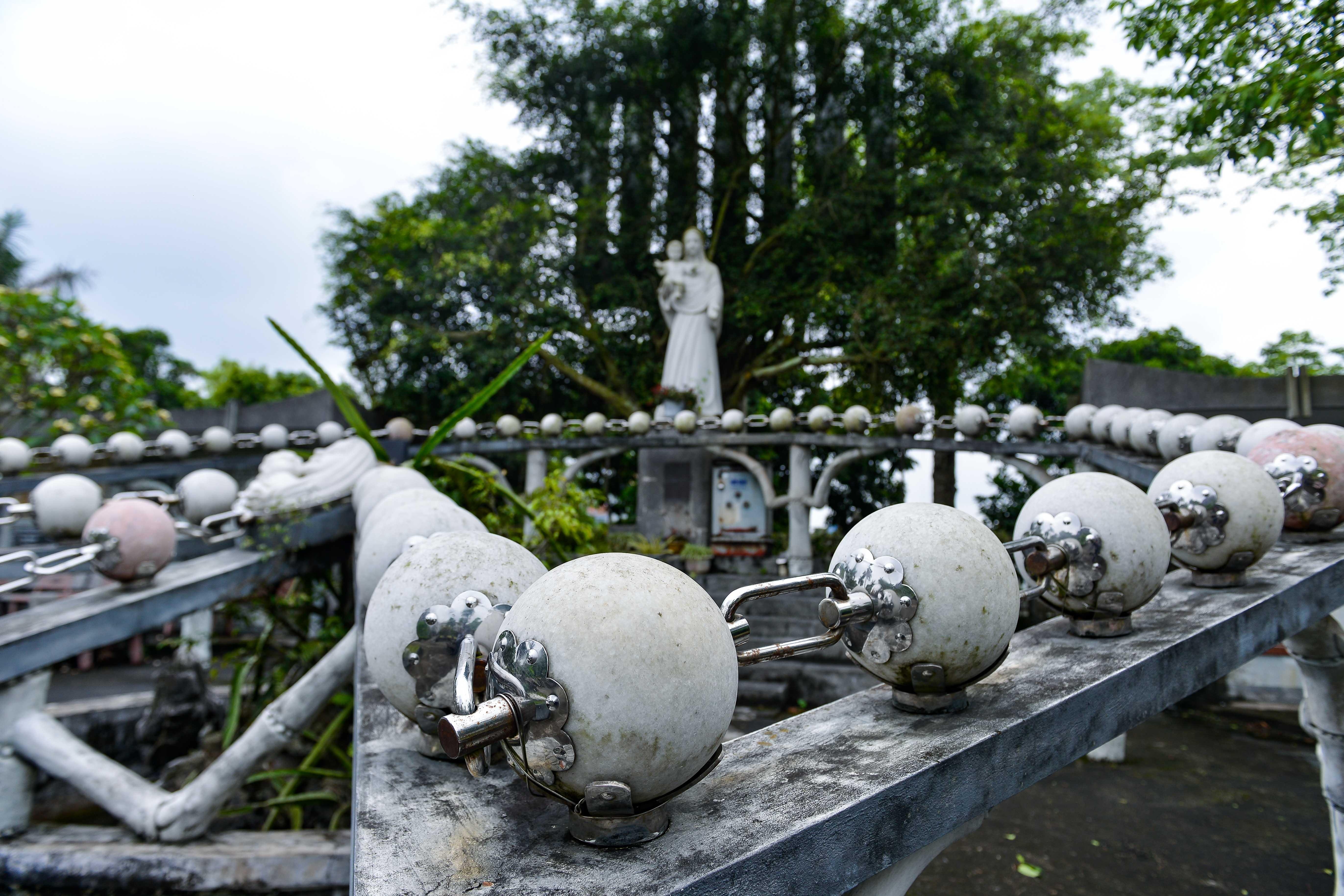 Nha tho Bui Chu va nhung hien vat doc,  la,  co mot khong hai anh 13