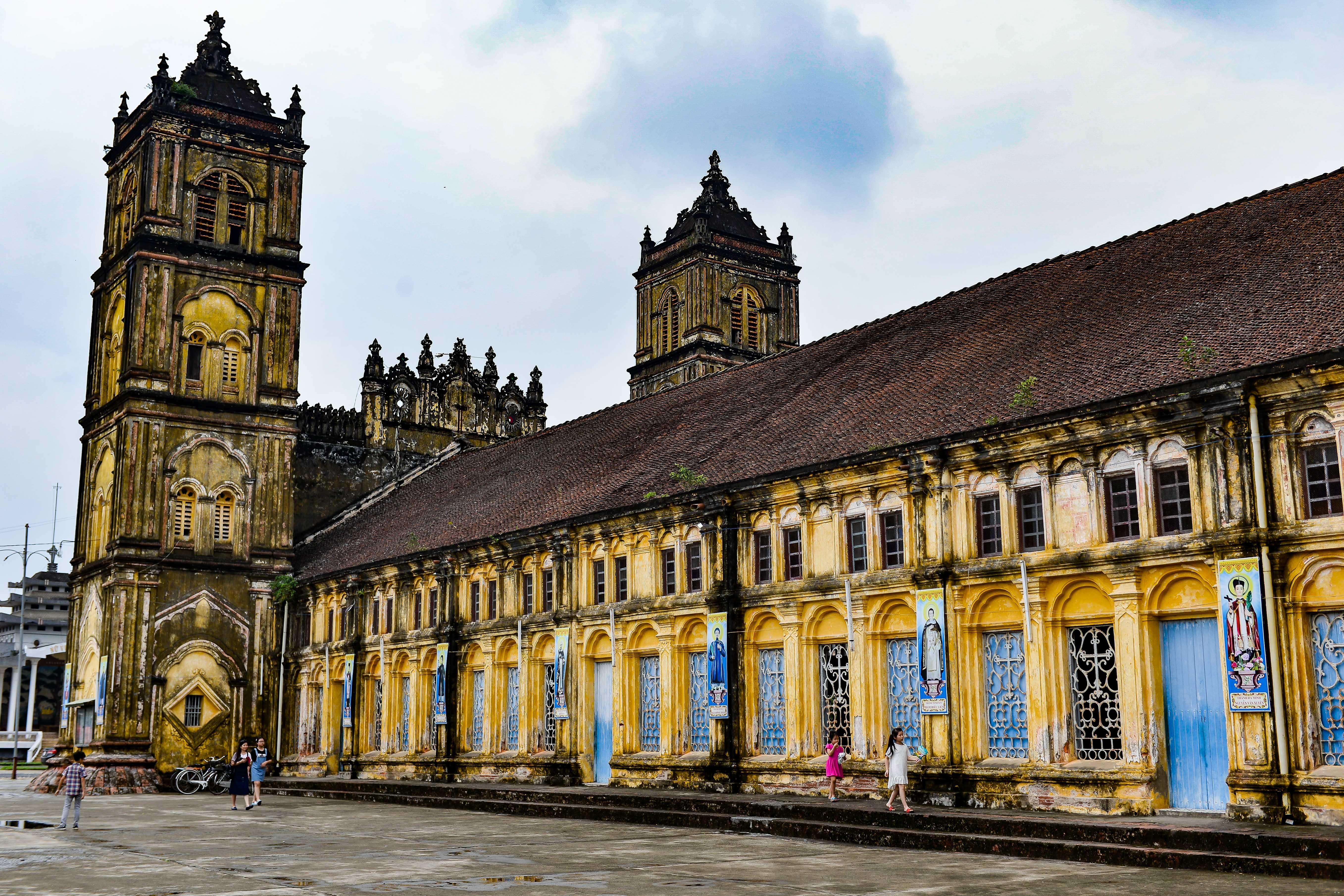 Nha tho Bui Chu va nhung hien vat doc,  la,  co mot khong hai anh 6