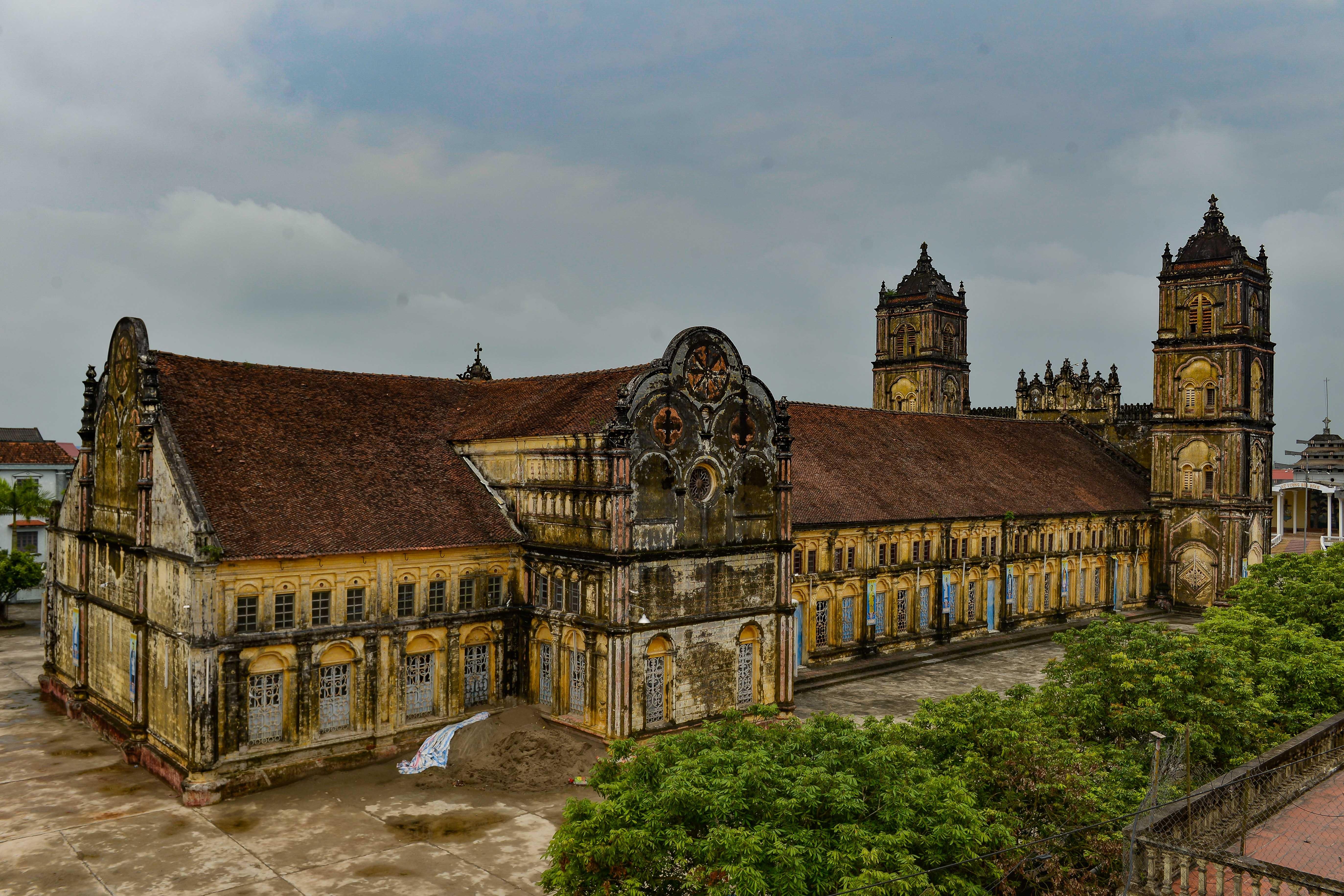 Nha tho Bui Chu va nhung hien vat doc,  la,  co mot khong hai anh 7