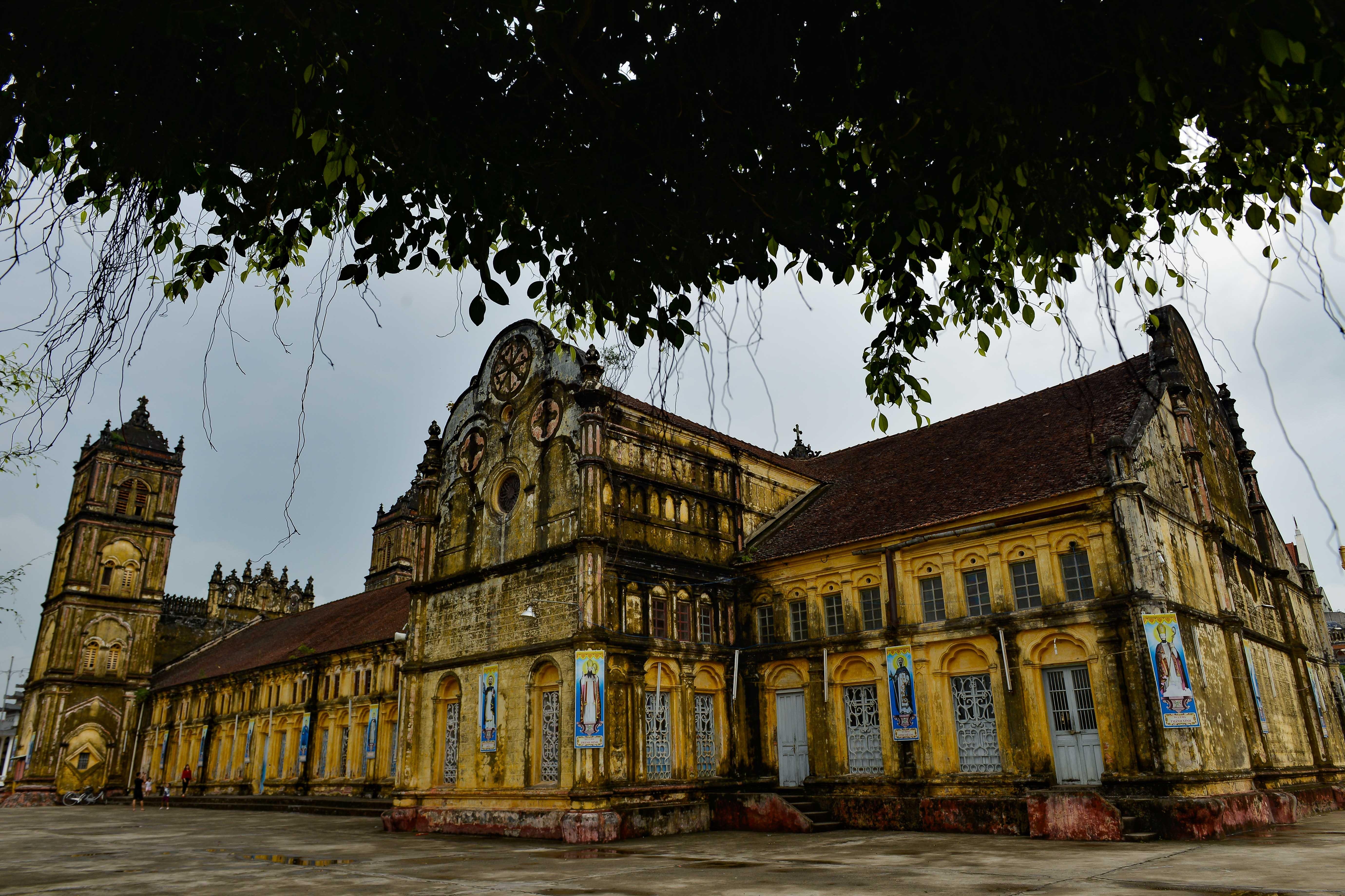 Nha tho Bui Chu va nhung hien vat doc,  la,  co mot khong hai anh 16