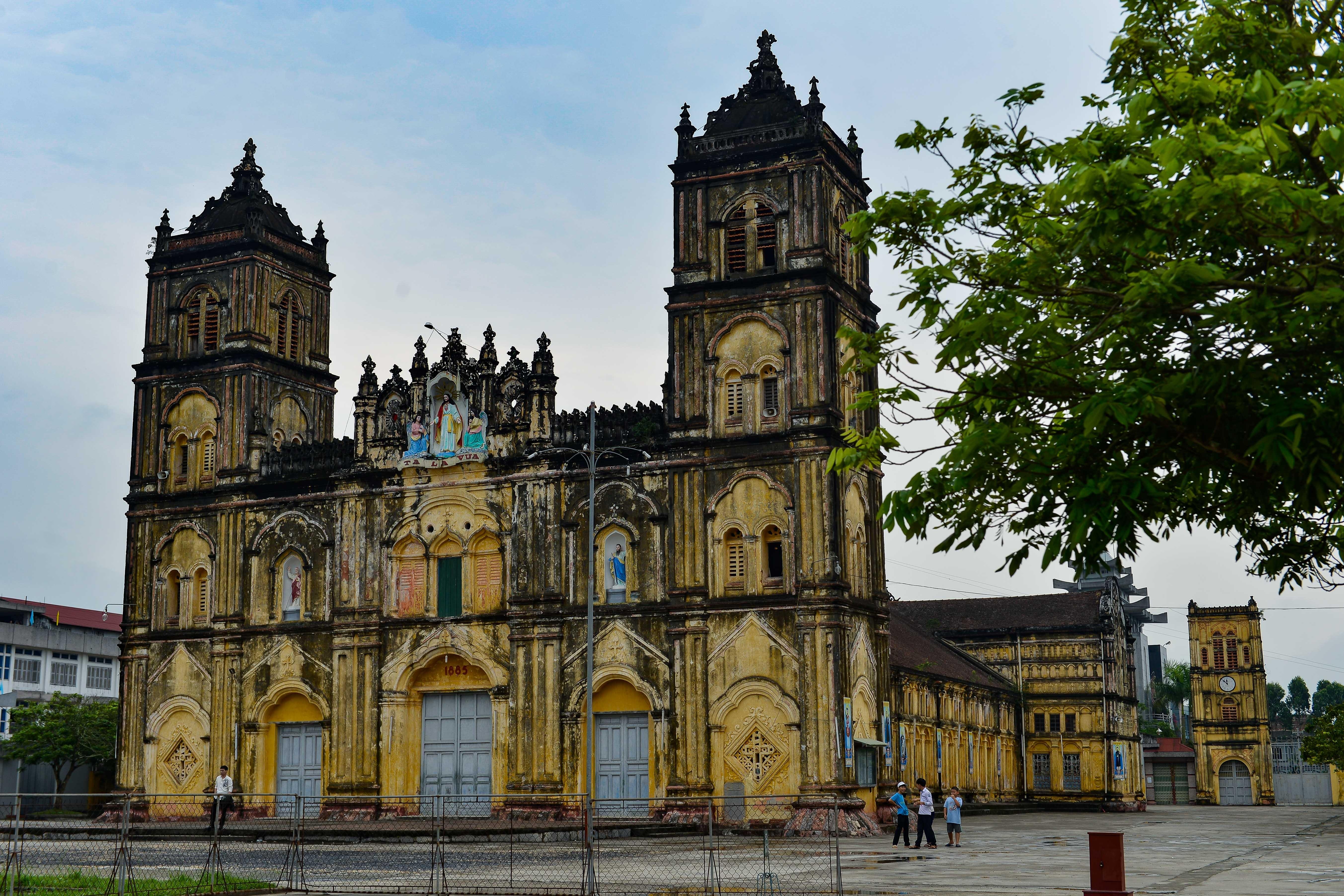 Nha tho Bui Chu va nhung hien vat doc,  la,  co mot khong hai anh 1