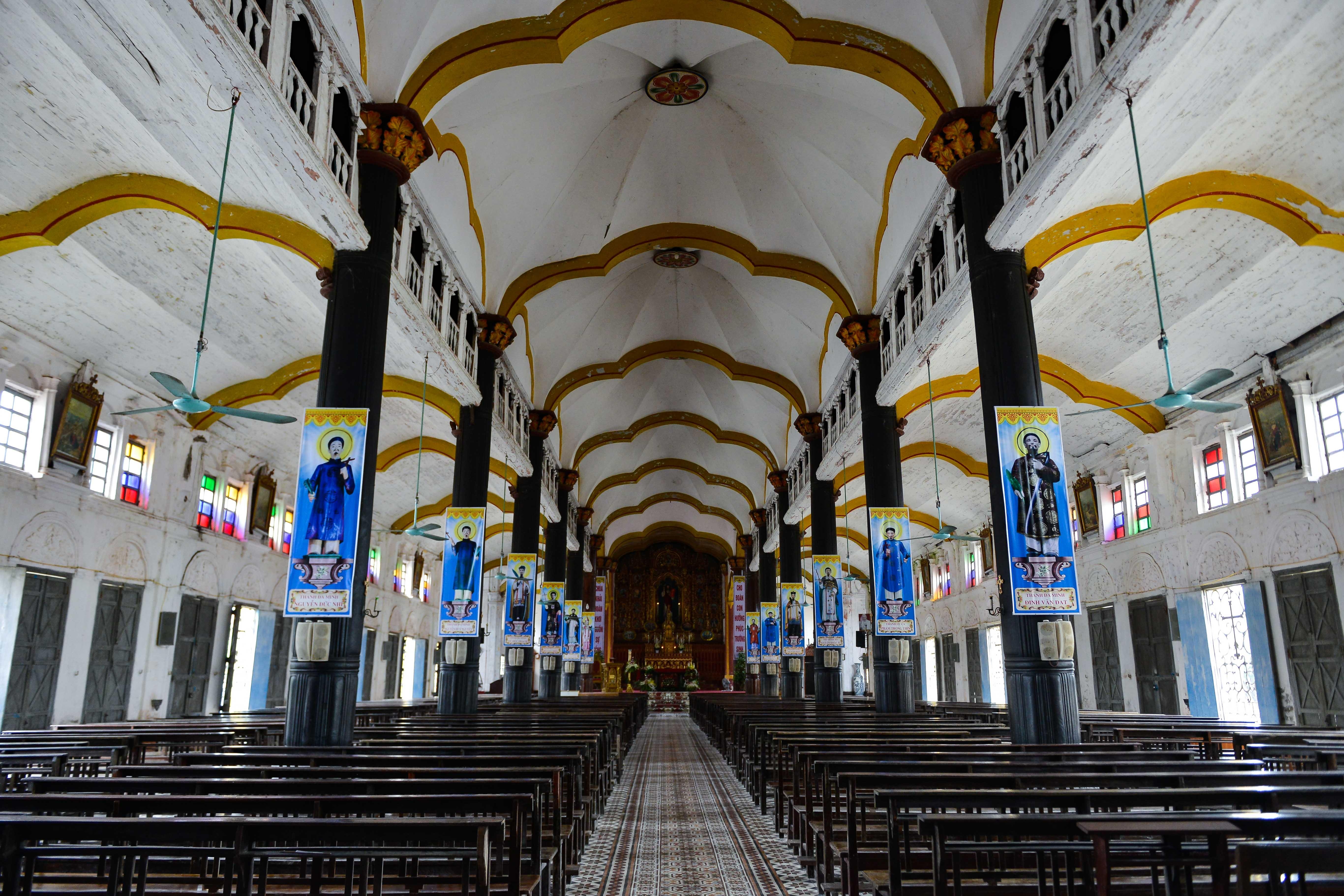 Nha tho Bui Chu va nhung hien vat doc,  la,  co mot khong hai anh 3