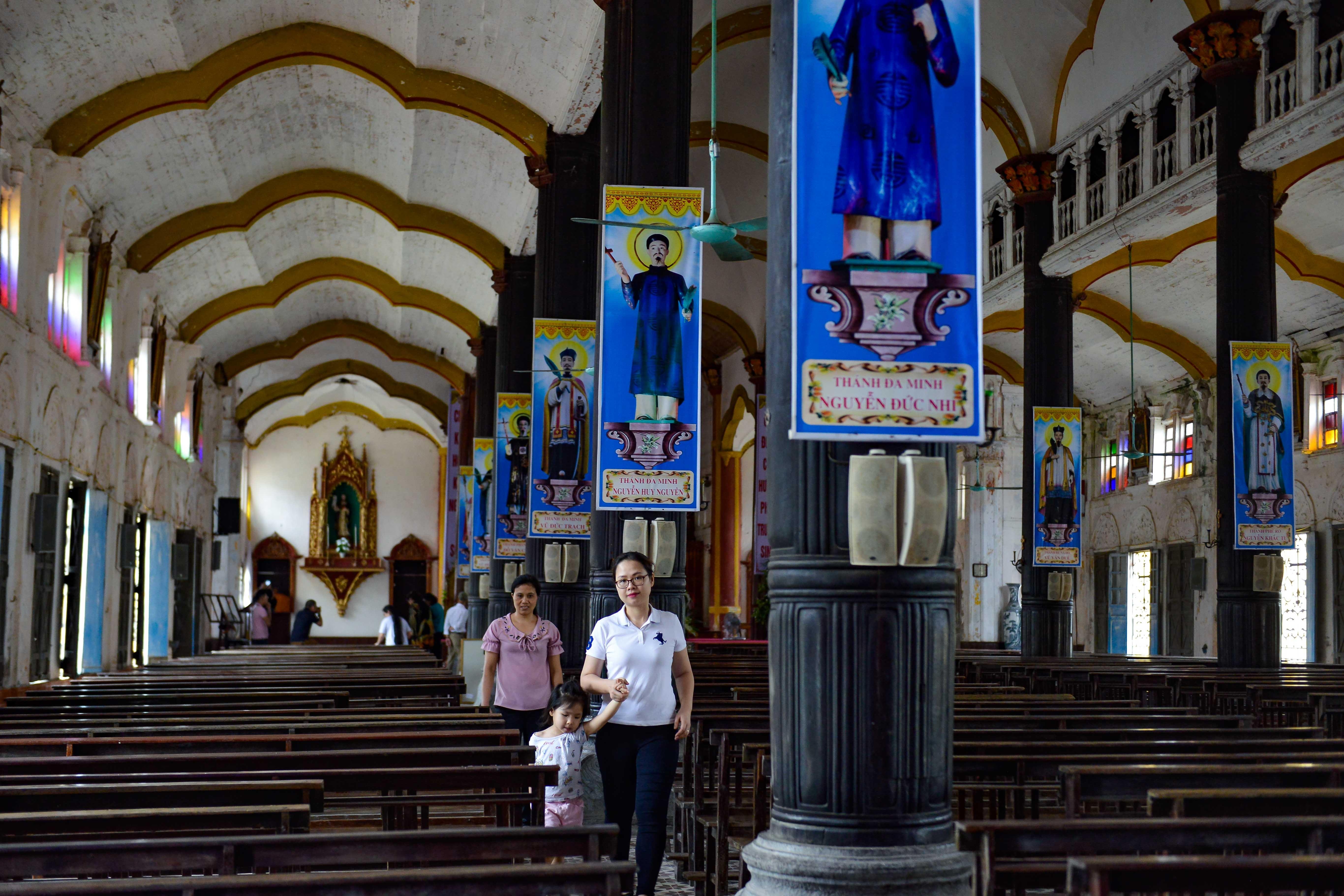 Nha tho Bui Chu va nhung hien vat doc,  la,  co mot khong hai anh 5