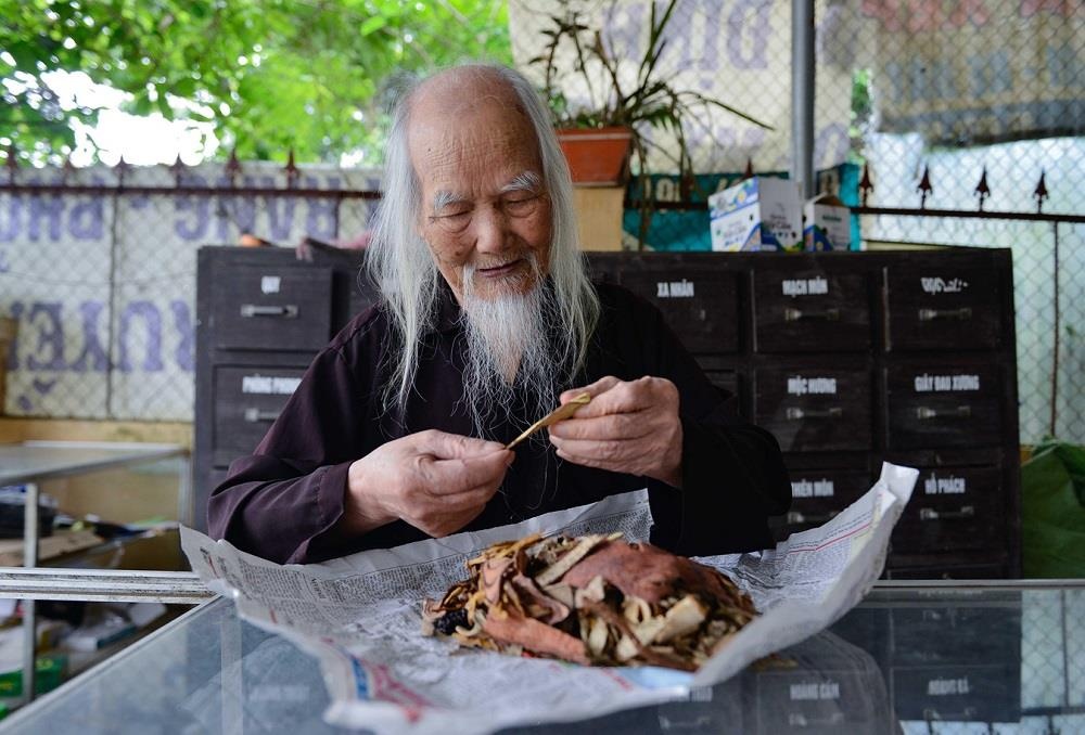 'Ong Tien' gan tram tuoi chua benh mien phi cho nguoi ngheo hinh anh