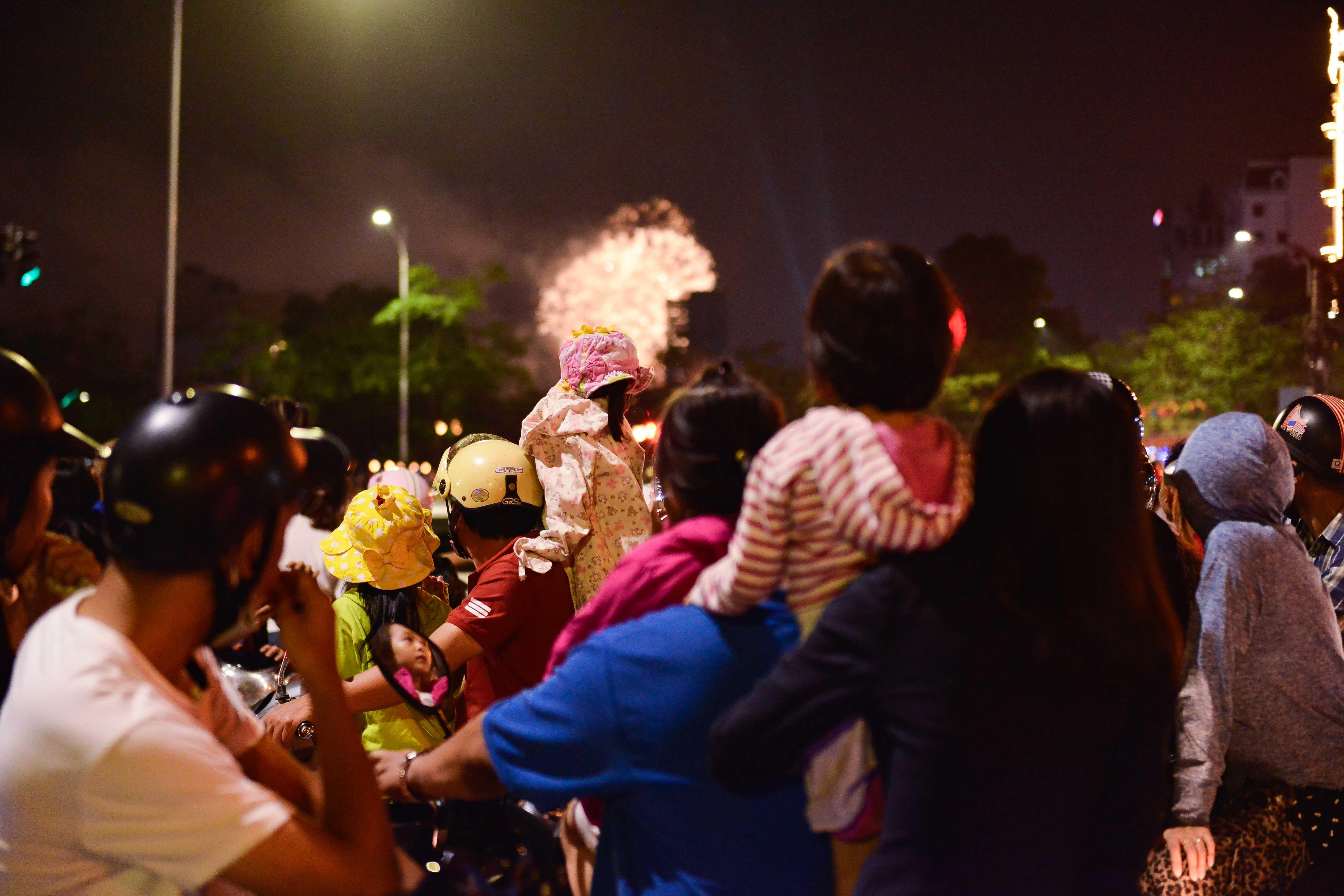 Nghin nguoi ken kin duong xem Le hoi Hoa phuong do anh 9