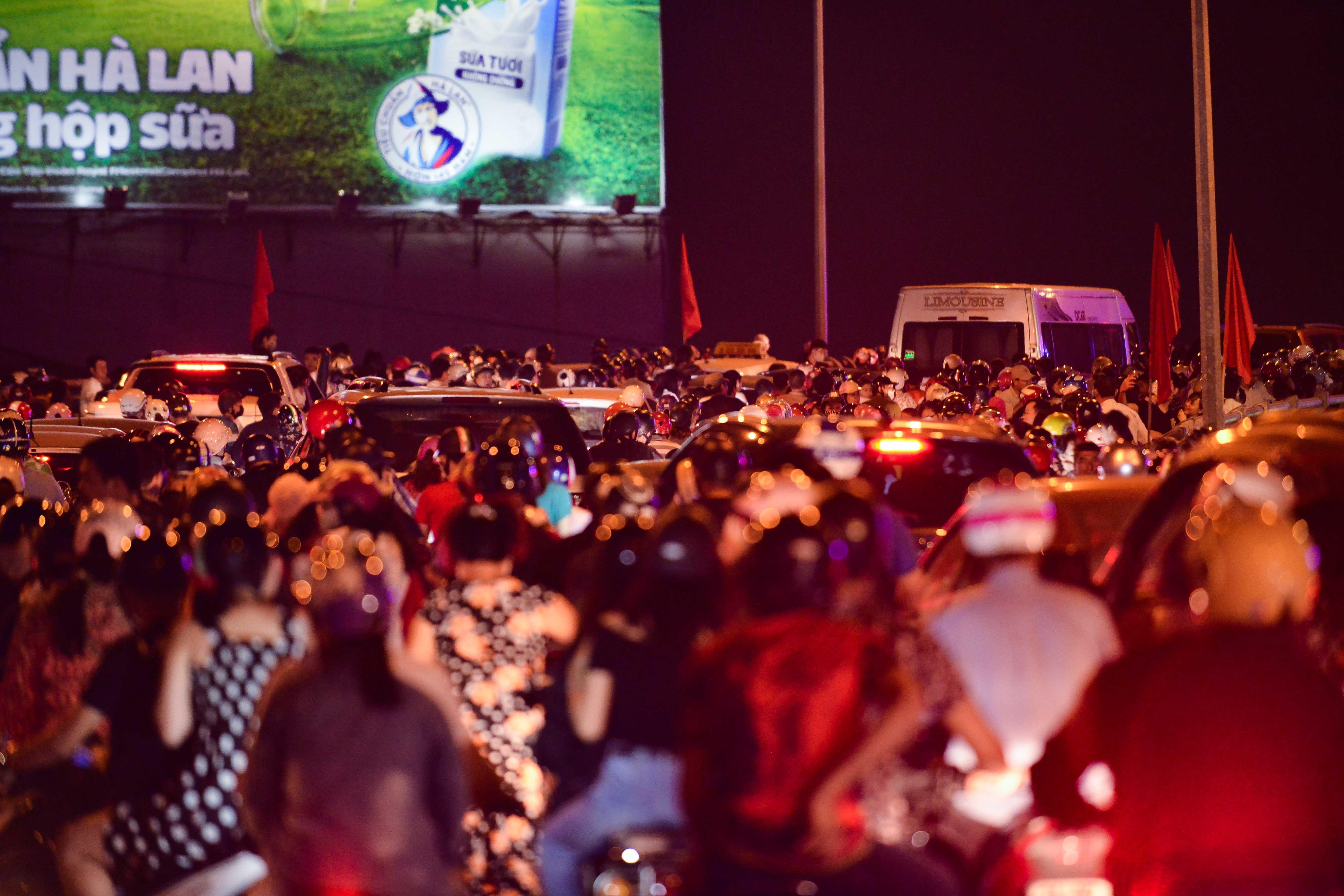 Nghin nguoi ken kin duong xem Le hoi Hoa phuong do anh 10