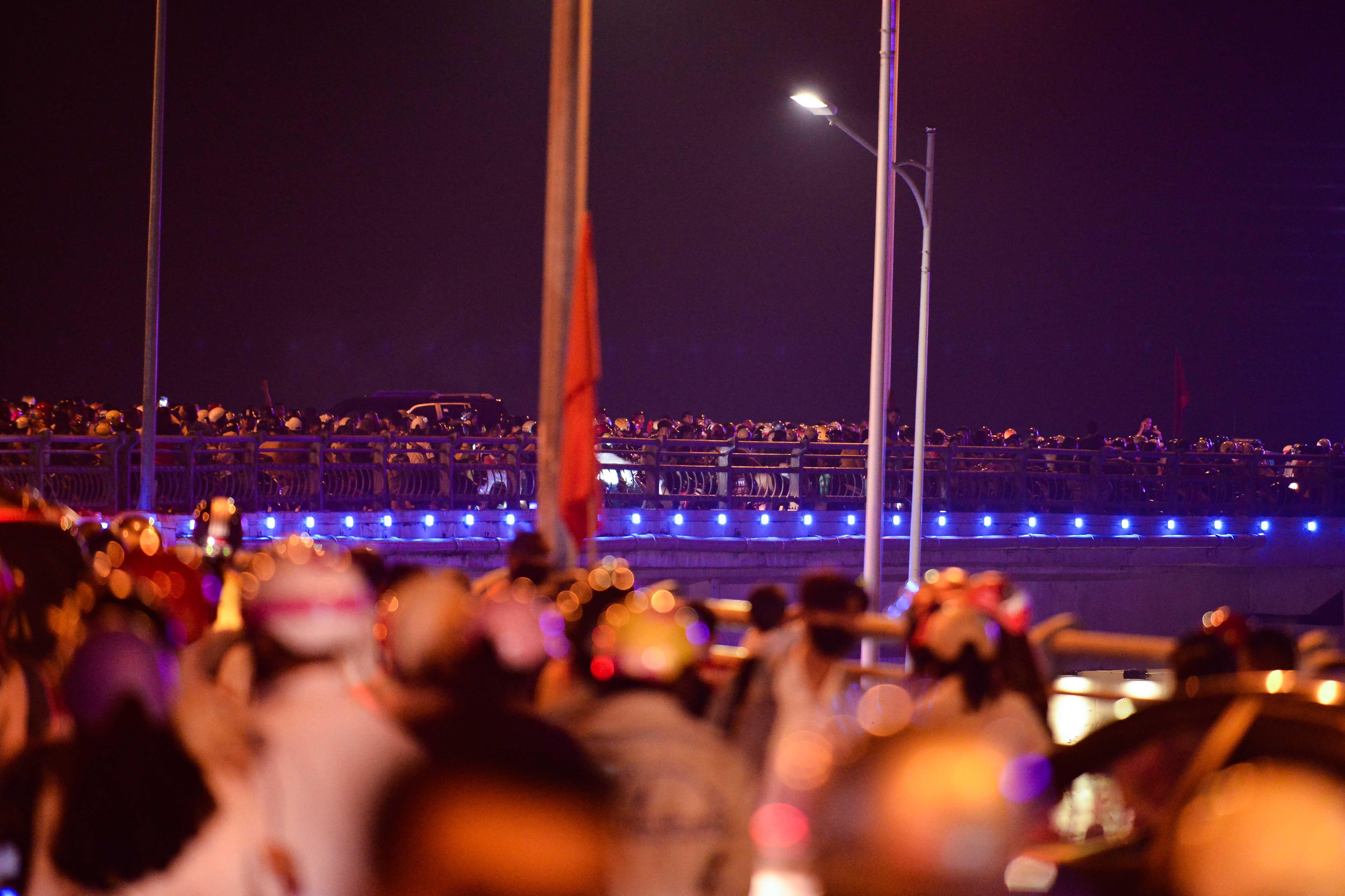 Nghin nguoi ken kin duong xem Le hoi Hoa phuong do anh 11