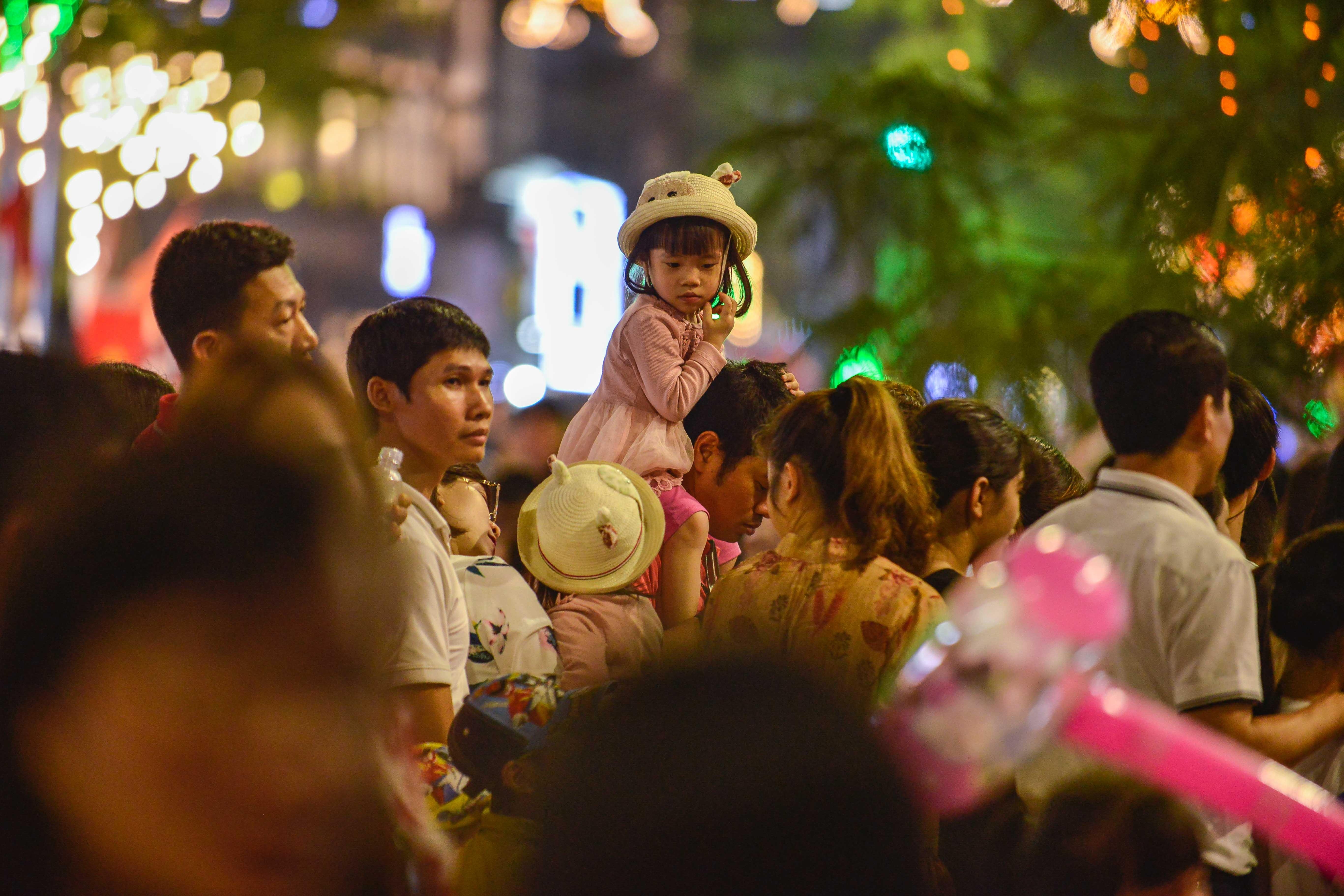 Nghin nguoi ken kin duong xem Le hoi Hoa phuong do anh 4