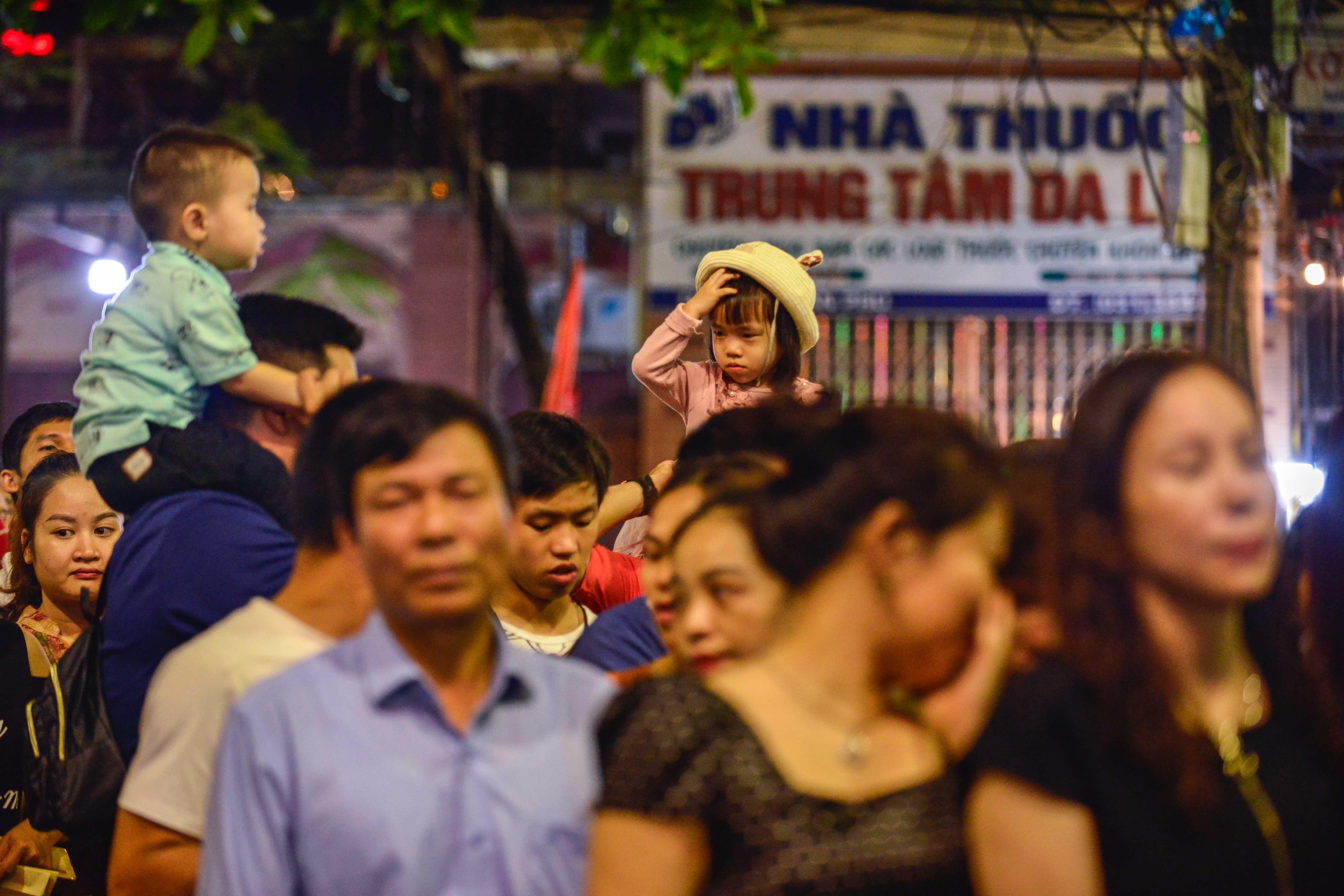 Nghin nguoi ken kin duong xem Le hoi Hoa phuong do anh 3