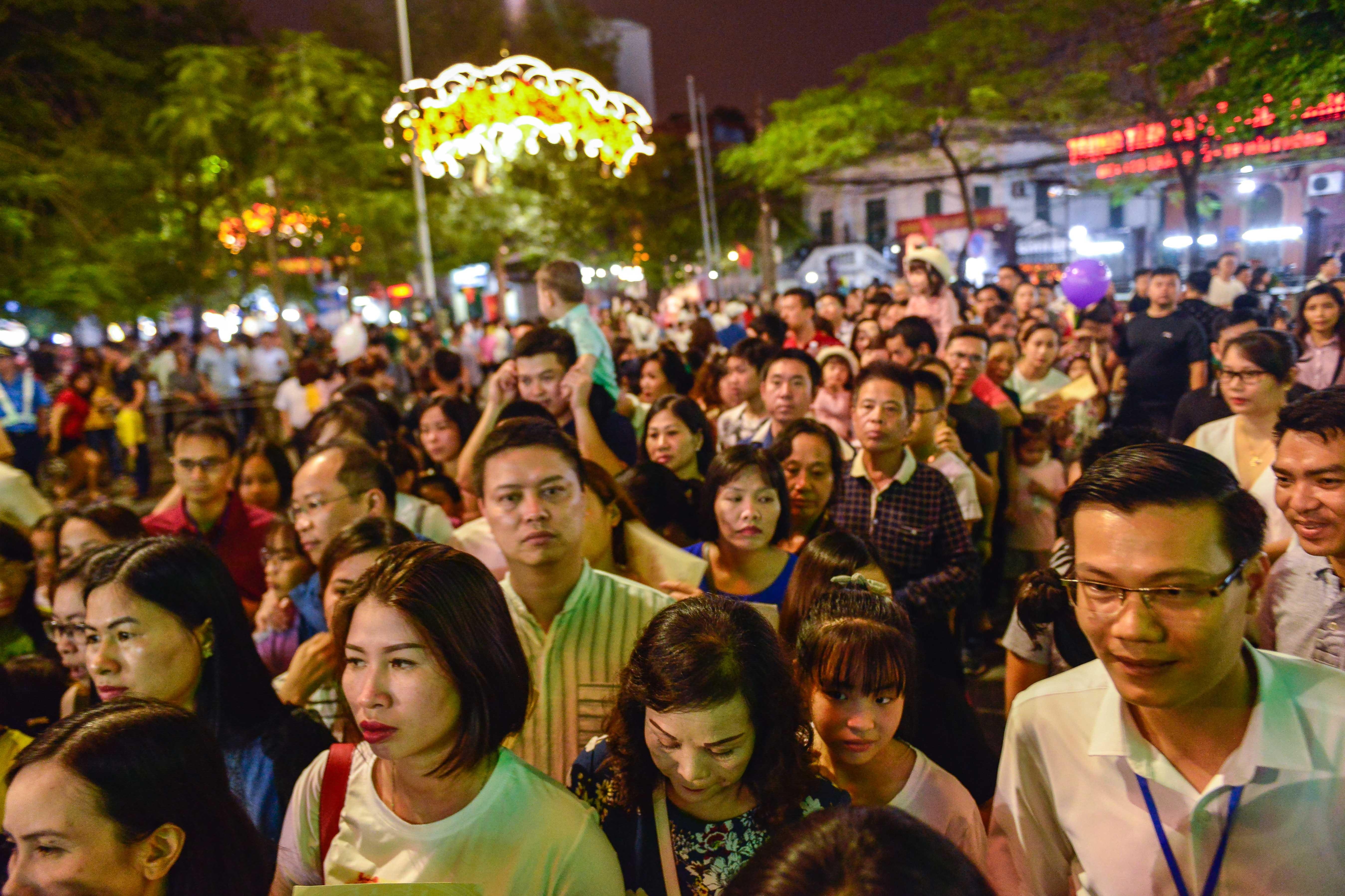 Nghin nguoi ken kin duong xem Le hoi Hoa phuong do anh 7