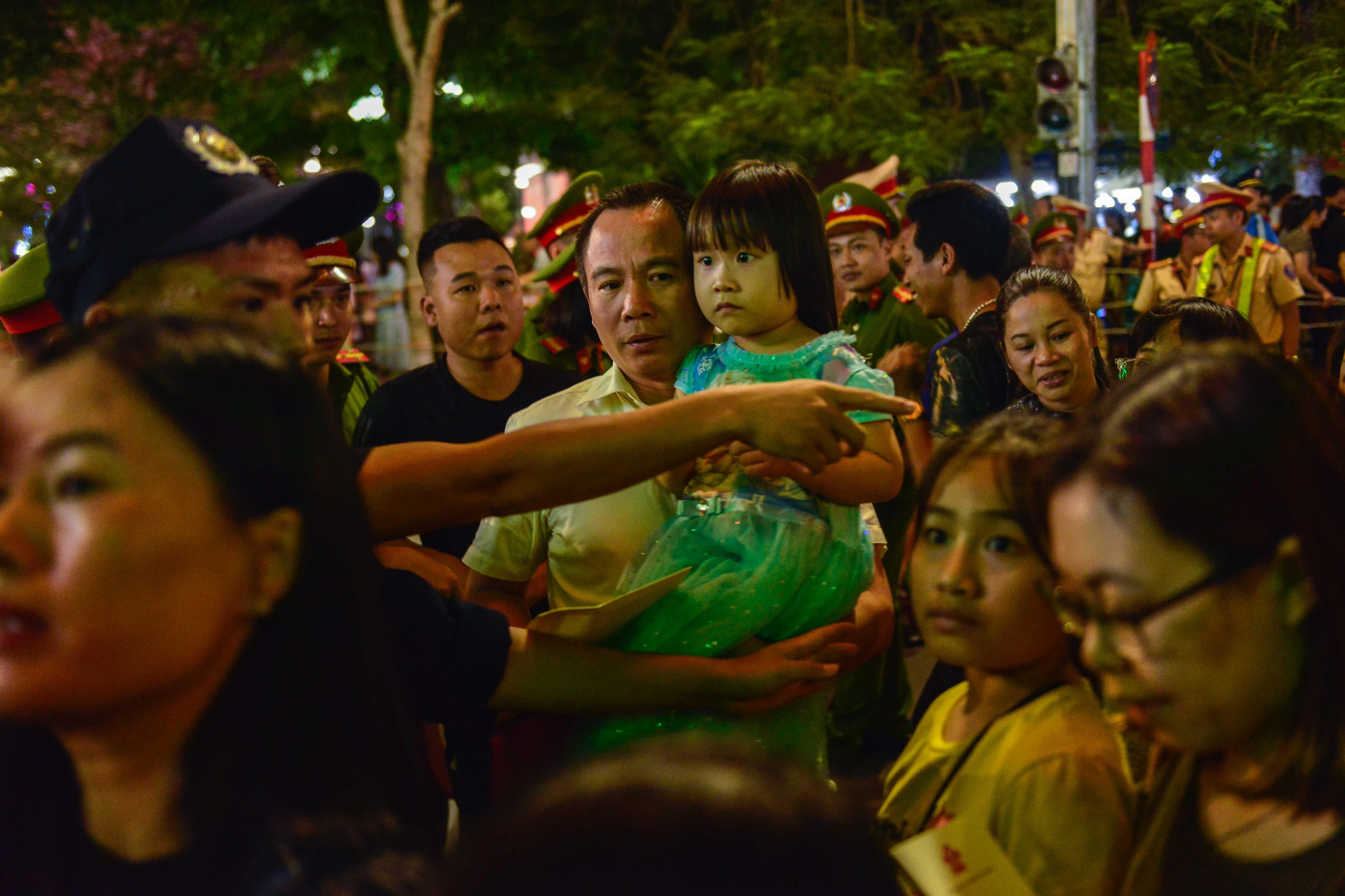 Nghin nguoi ken kin duong xem Le hoi Hoa phuong do anh 6