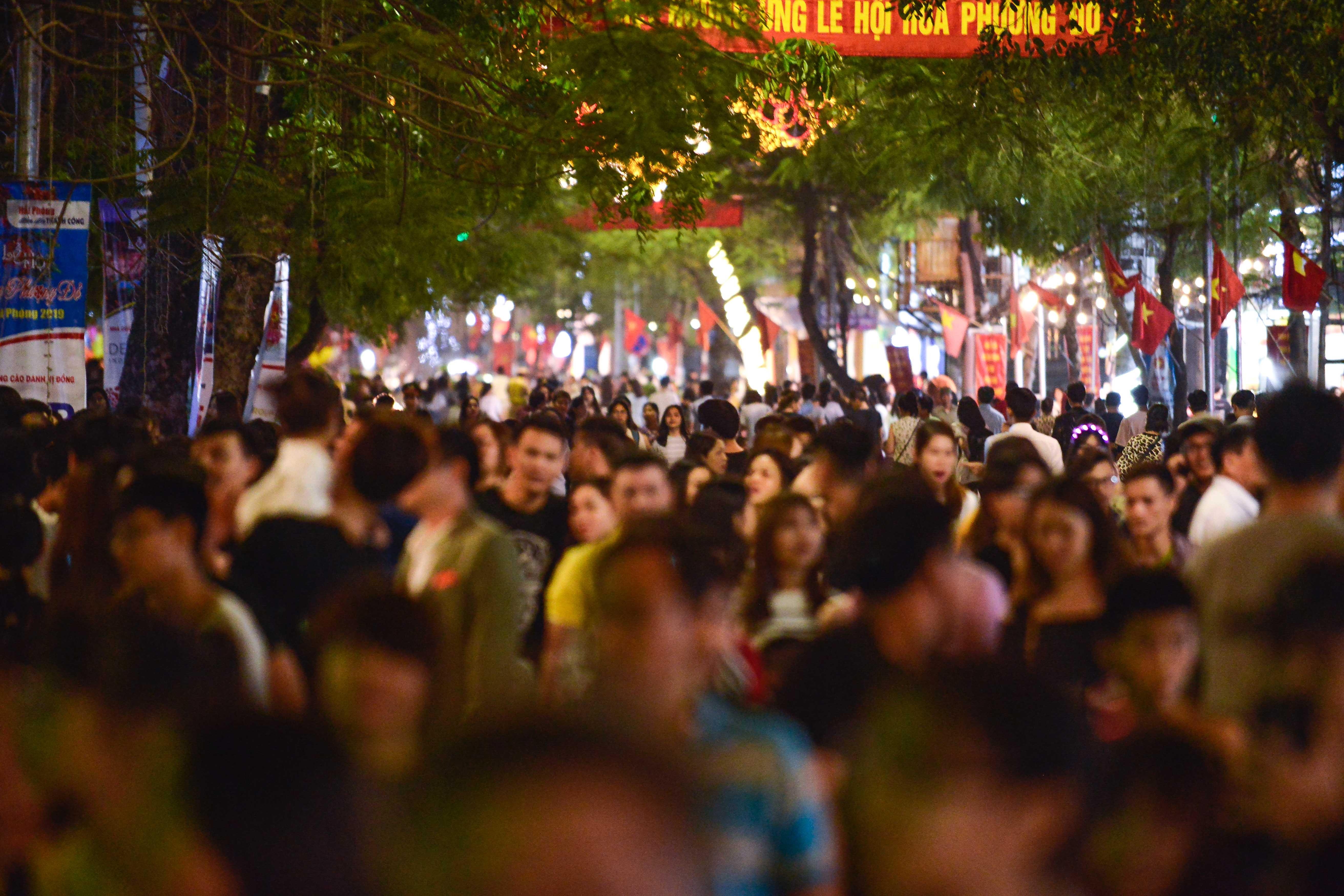 Nghin nguoi ken kin duong xem Le hoi Hoa phuong do anh 1