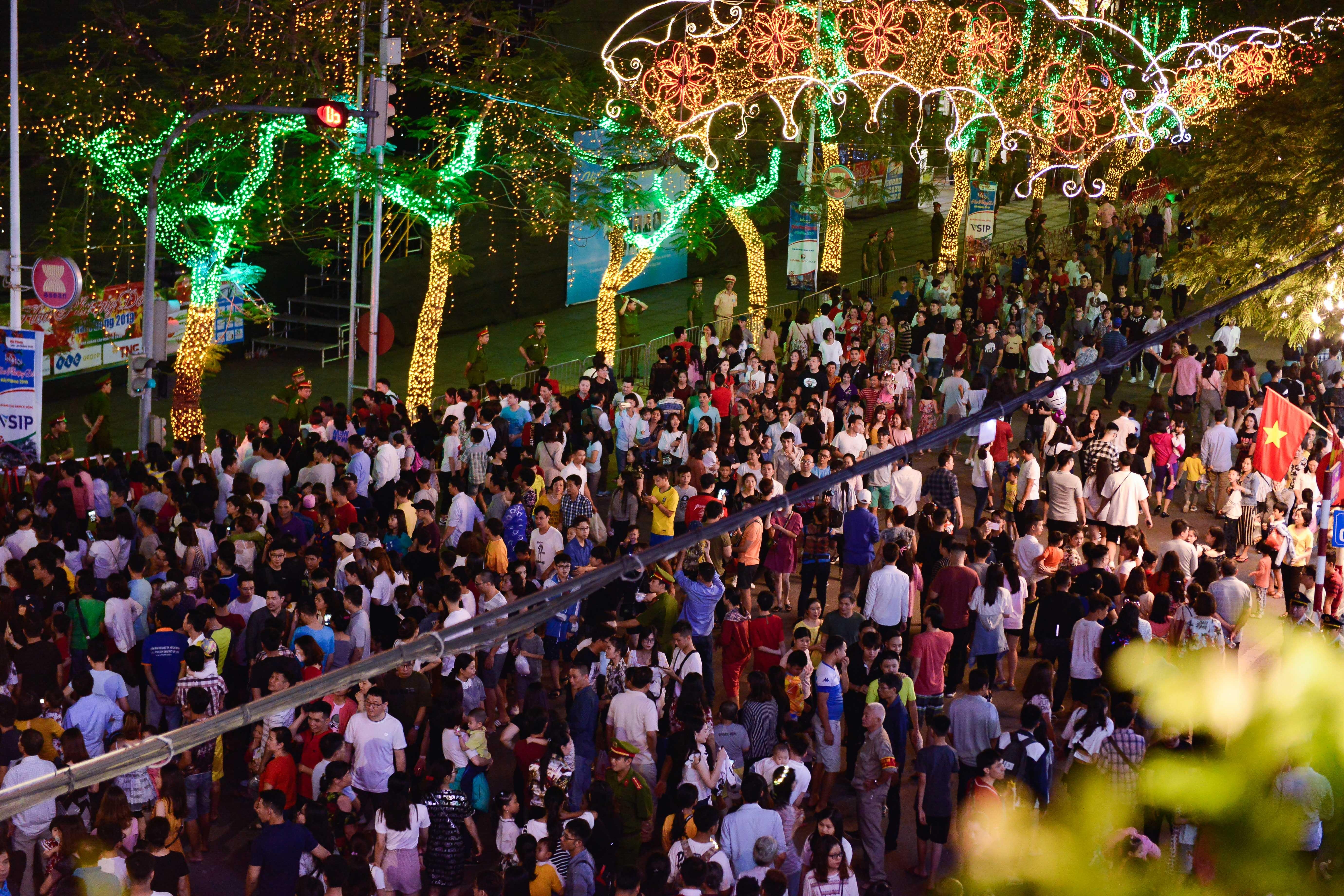 Nghin nguoi ken kin duong xem Le hoi Hoa phuong do anh 2