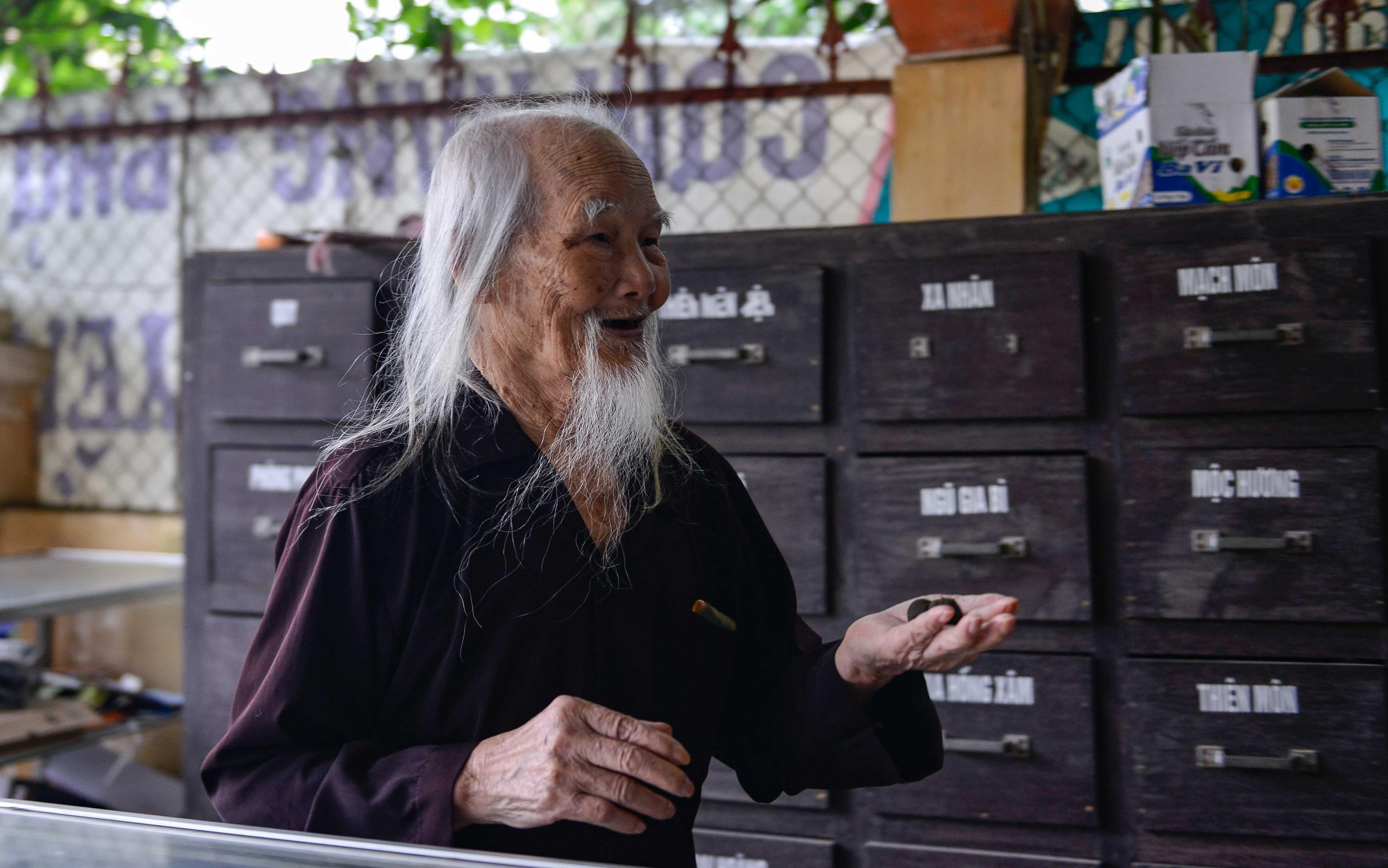'Ong Tien' 97 tuoi co mot khong hai o Ha Noi hinh anh