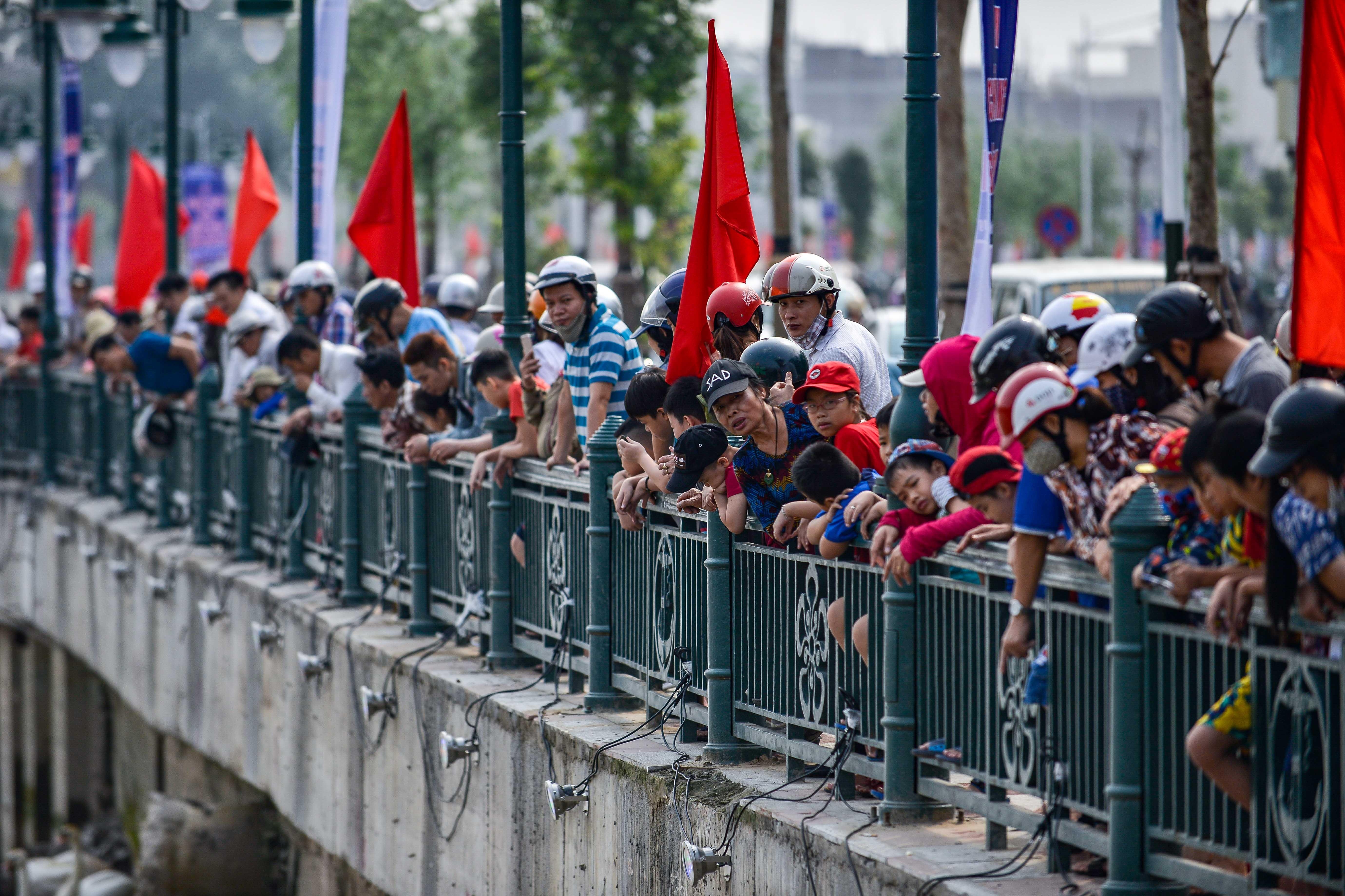 Nghin nguoi di xem 20 doi thien nga tren song Tam Bac anh 4