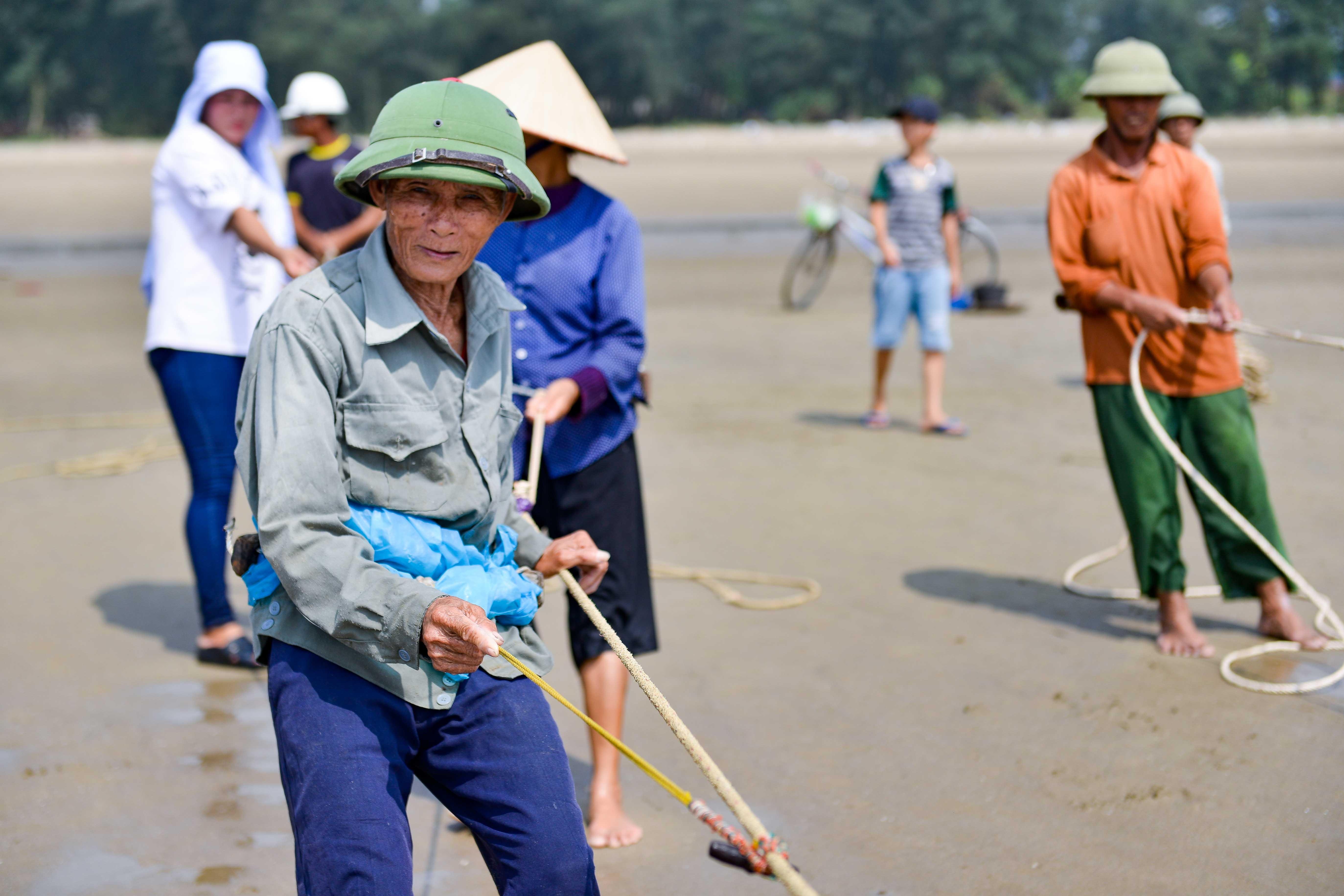 Muu sinh vat va bang nghe di giat lui anh 4