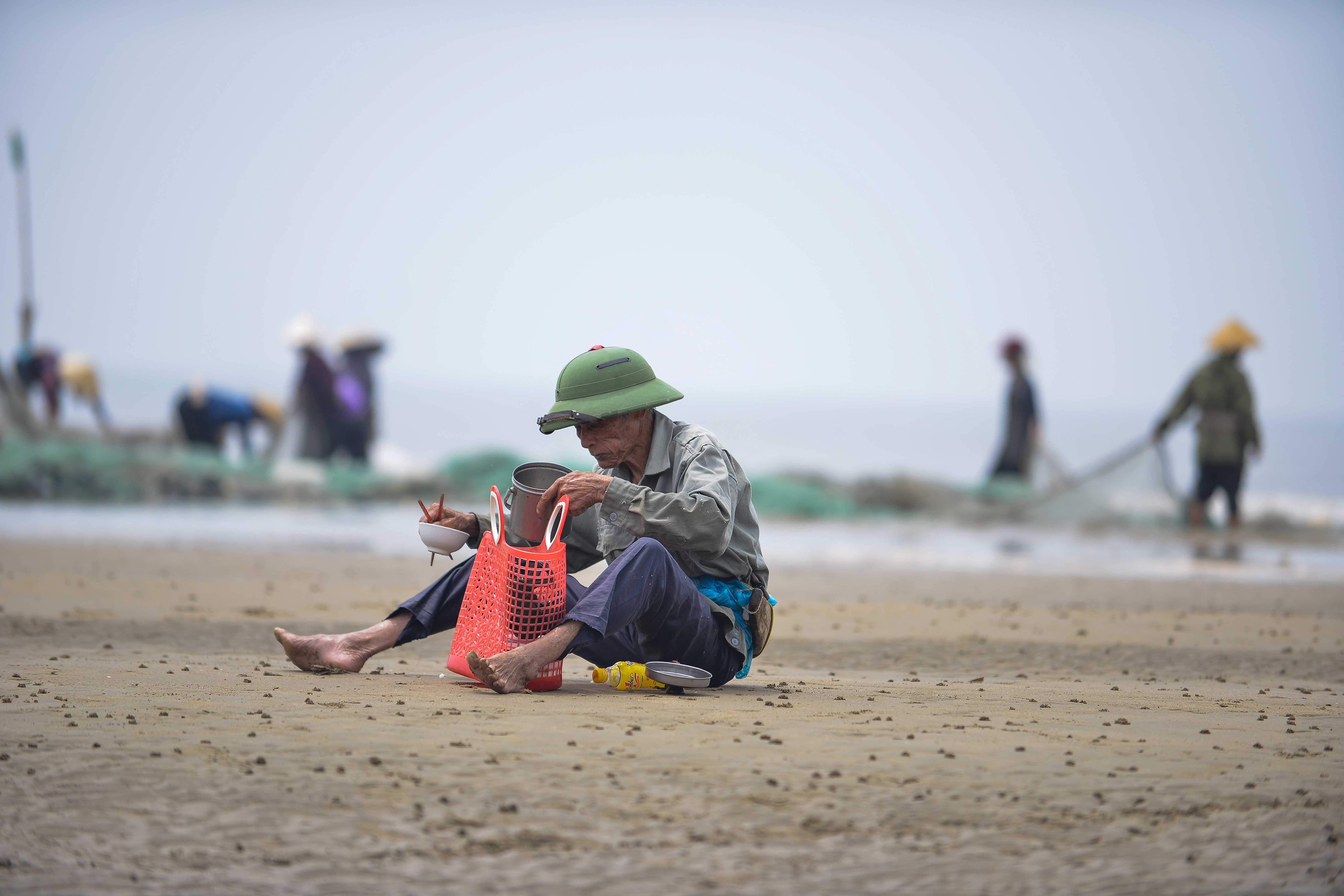 Muu sinh vat va bang nghe di giat lui anh 5