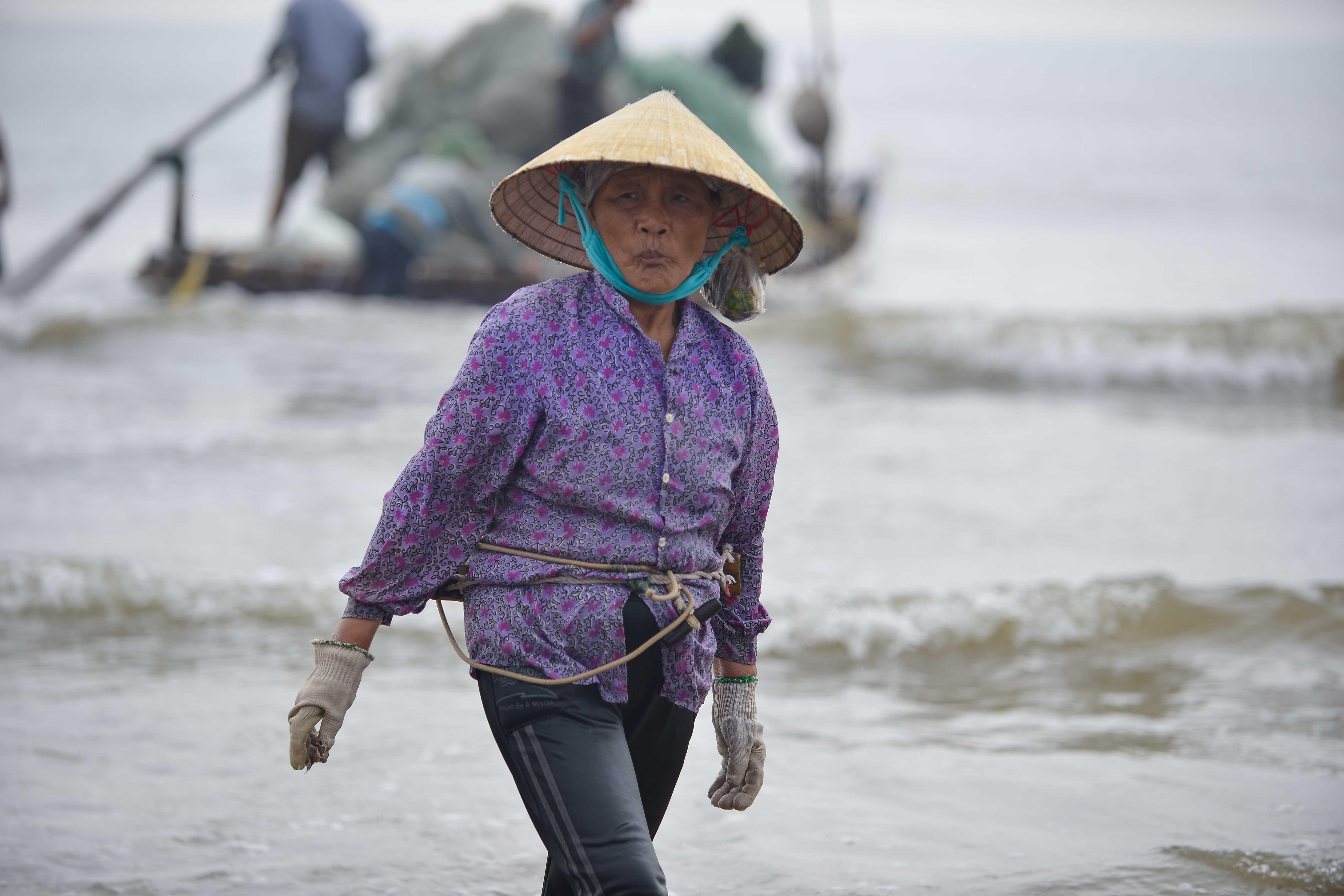 Muu sinh vat va bang nghe di giat lui anh 6