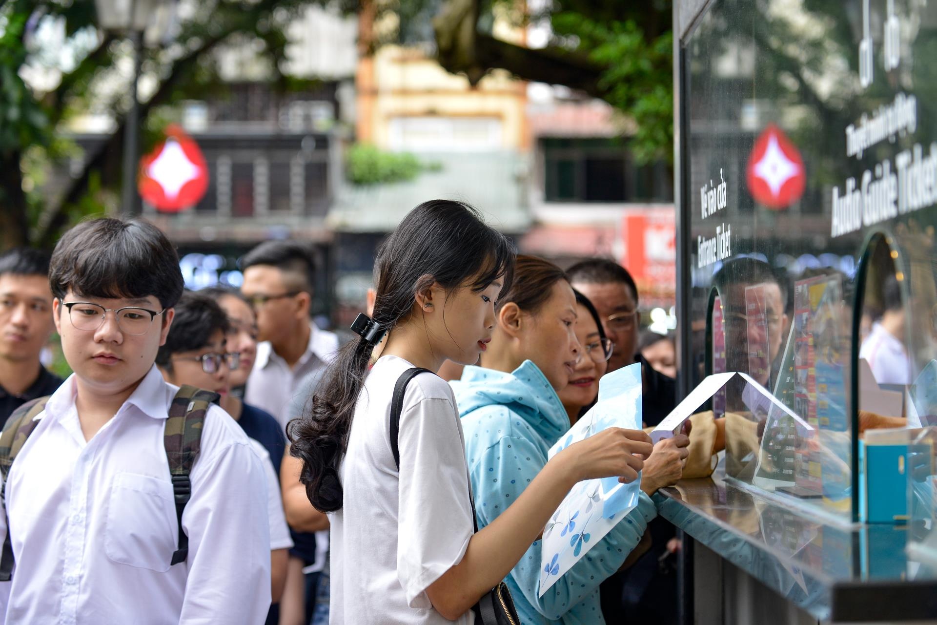 Hang tram si tu den van mieu cau may truoc ngay thi vao lop 10 anh 1