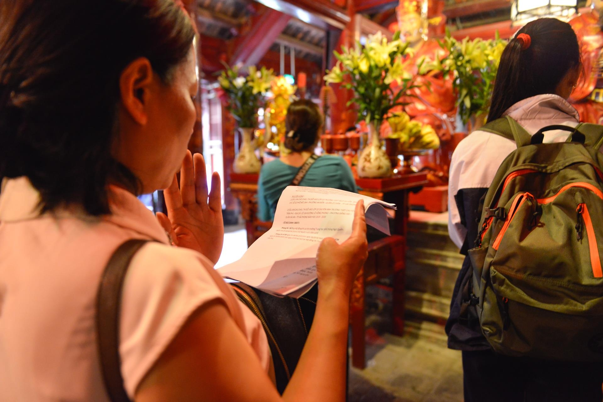 Hang tram si tu den van mieu cau may truoc ngay thi vao lop 10 anh 6