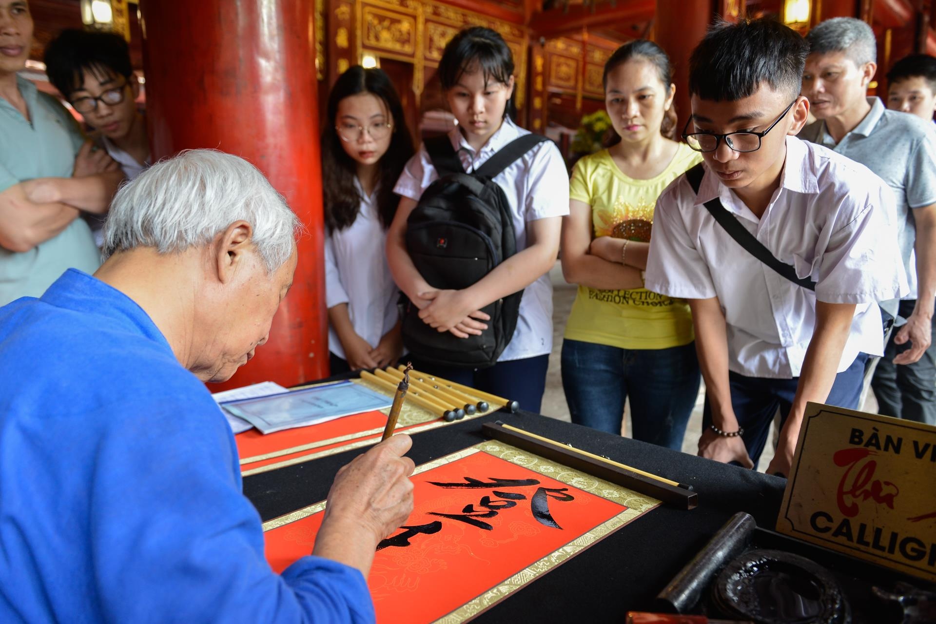 Hang tram si tu den van mieu cau may truoc ngay thi vao lop 10 anh 9