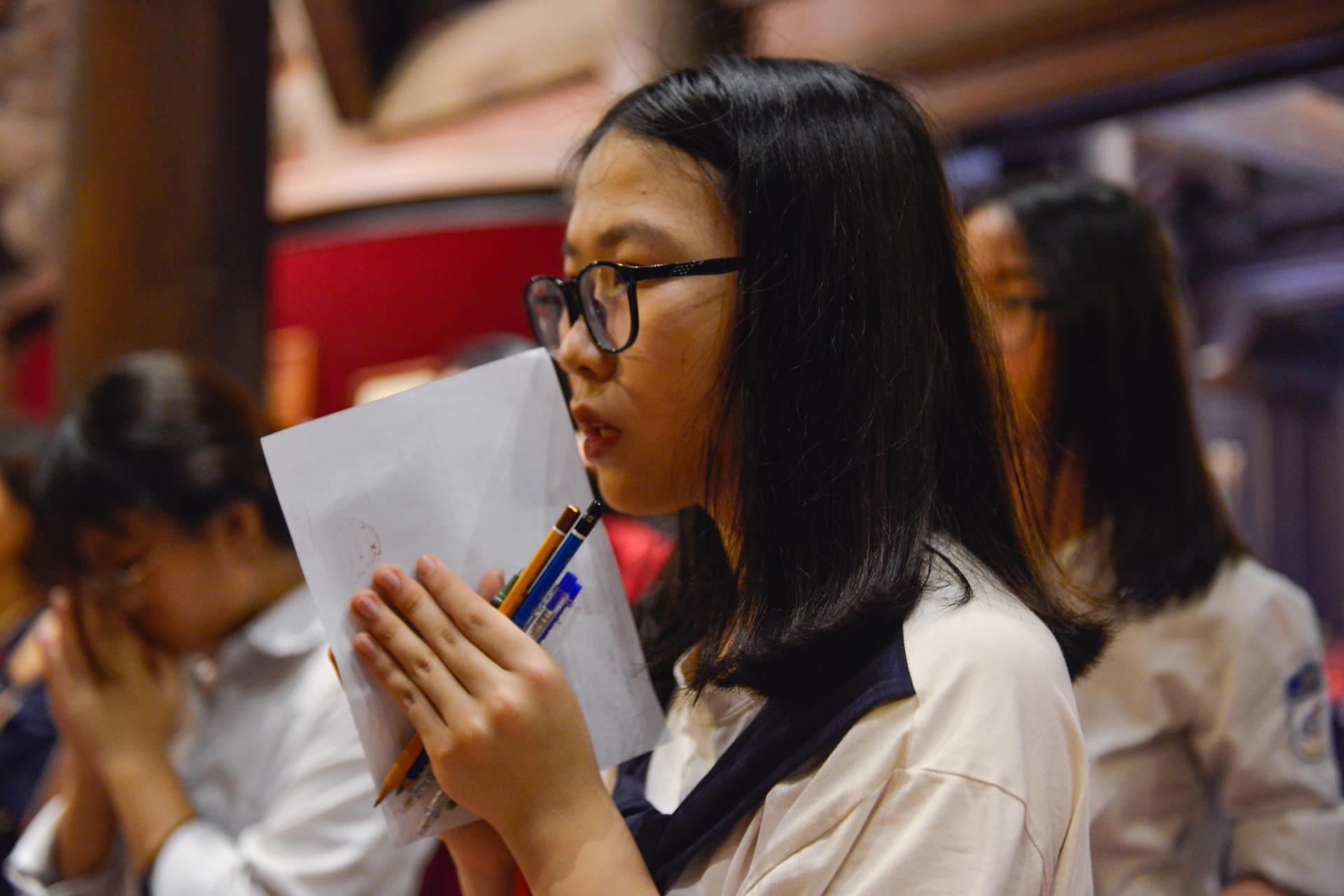 Hang tram si tu den van mieu cau may truoc ngay thi vao lop 10 anh 10