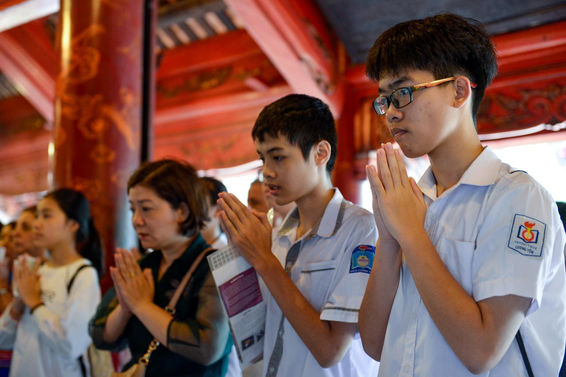 Hang tram si tu den van mieu cau may truoc ngay thi vao lop 10 anh 2