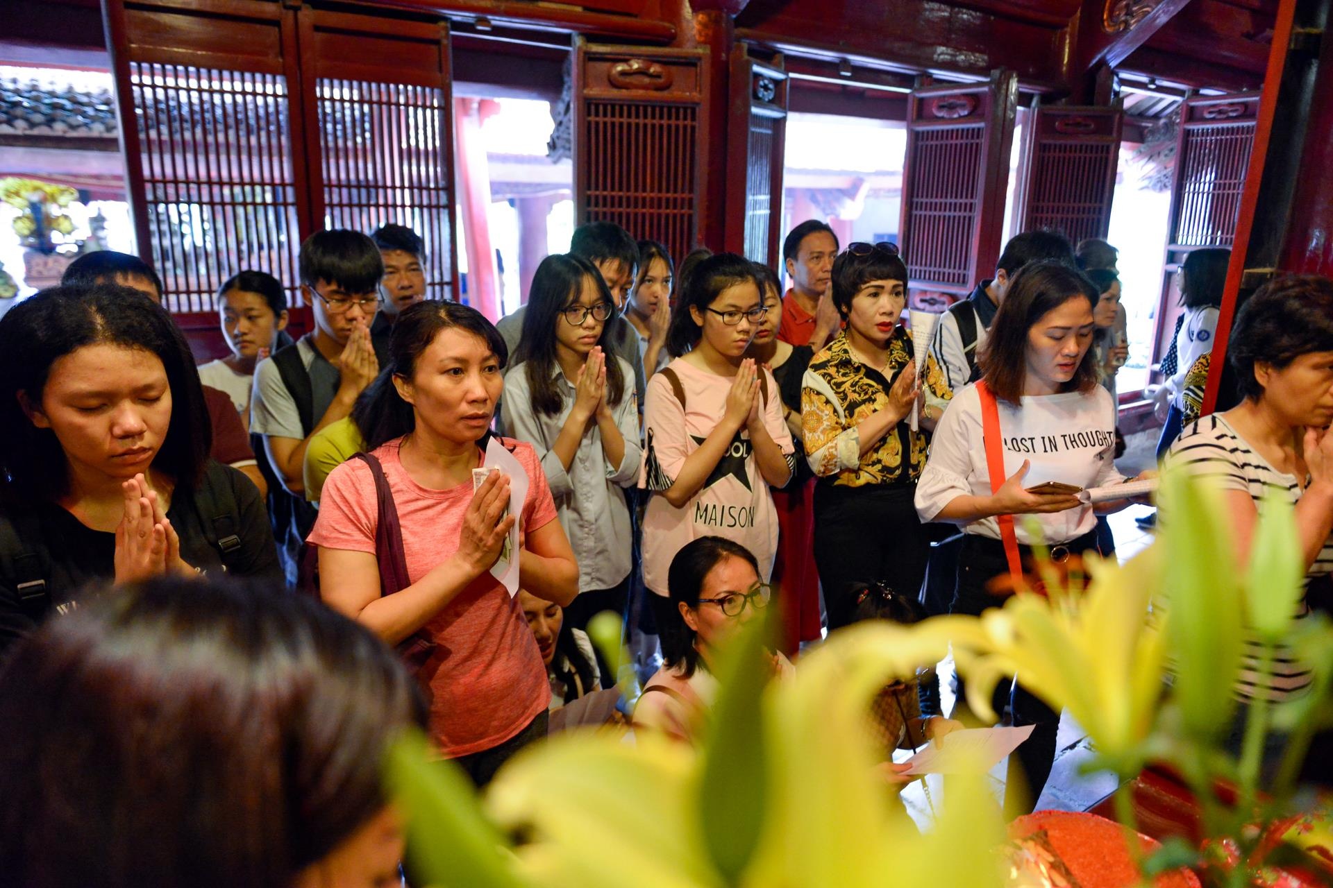 Hang tram si tu den van mieu cau may truoc ngay thi vao lop 10 anh 4