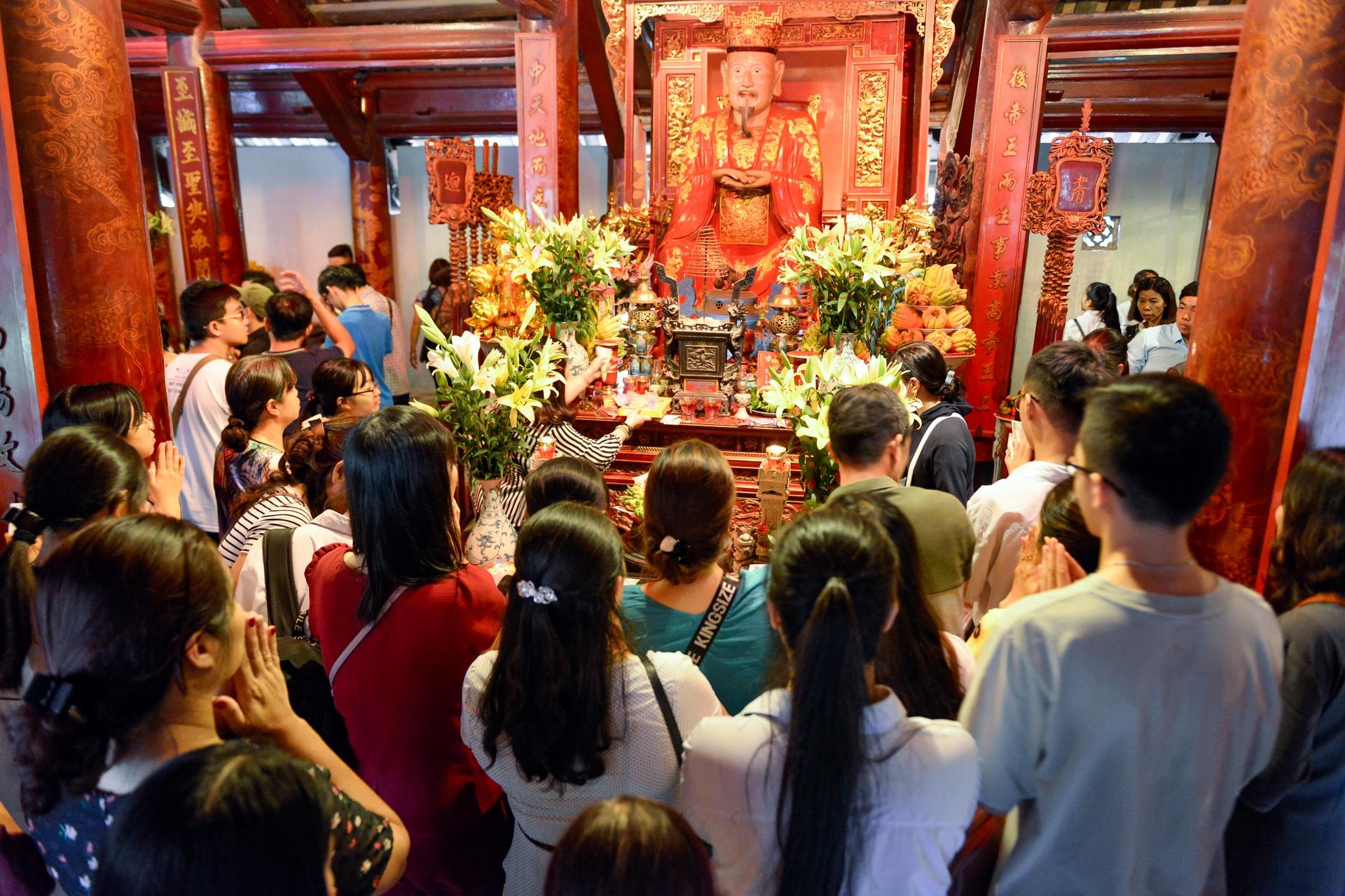Hang tram si tu den van mieu cau may truoc ngay thi vao lop 10 anh 3