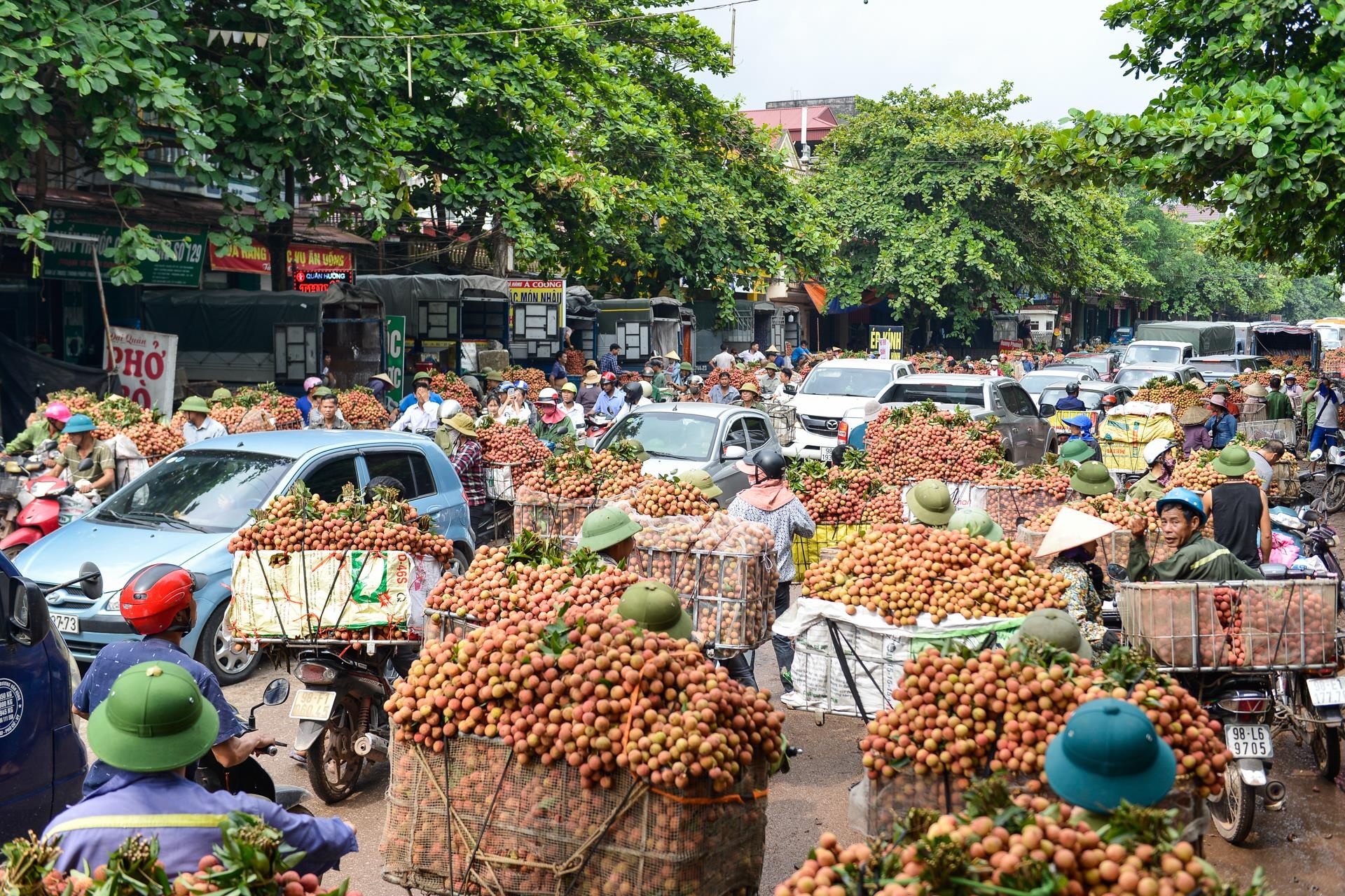 Xe vai thieu un un keo xuong cho ven quoc lo anh 1