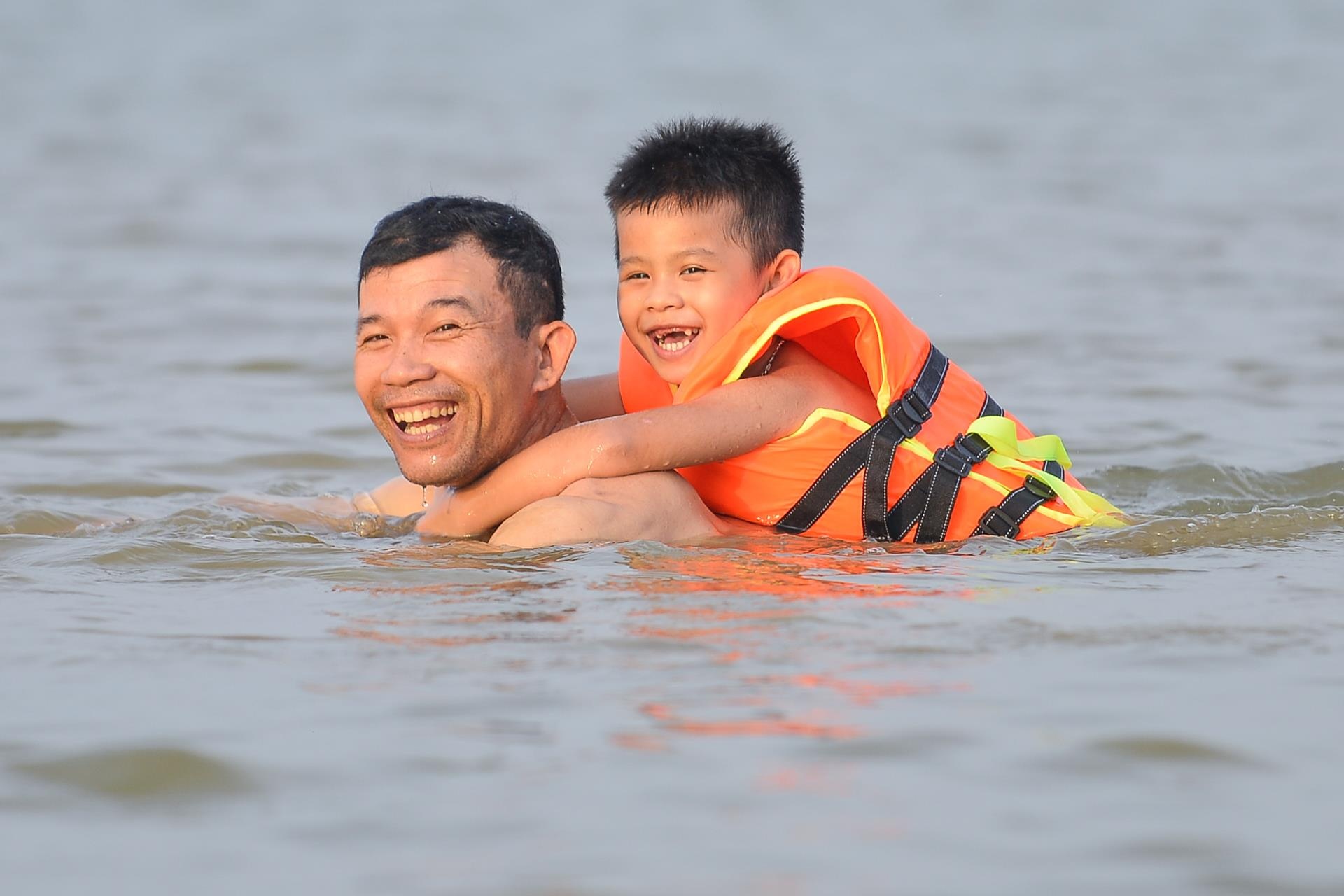Cao diem nang nong, nguoi Ha Noi dua con ra song tap boi hinh anh