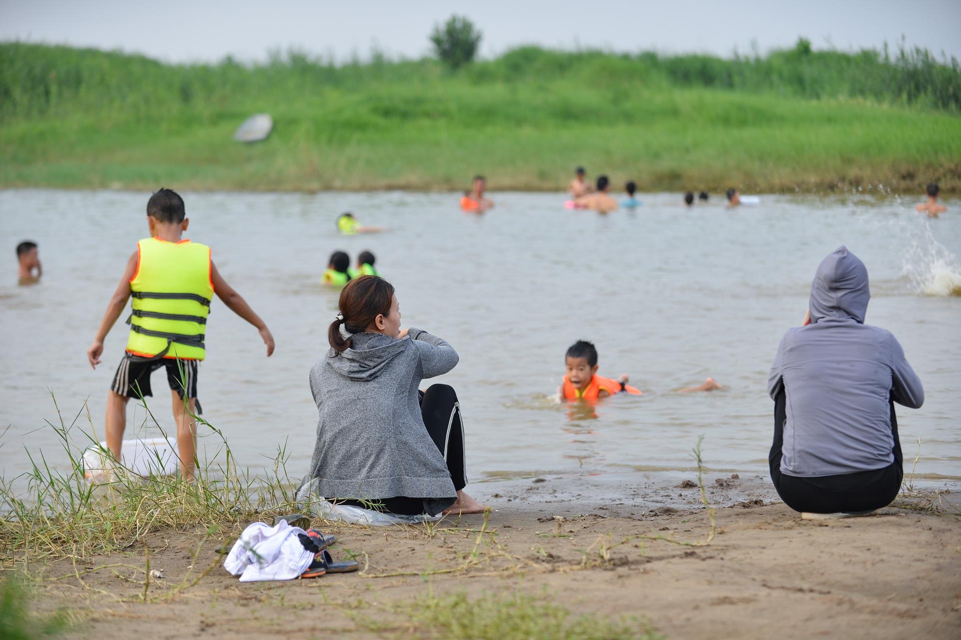 Nang nong tre em ra song tam giai nhiet tap boi anh 7