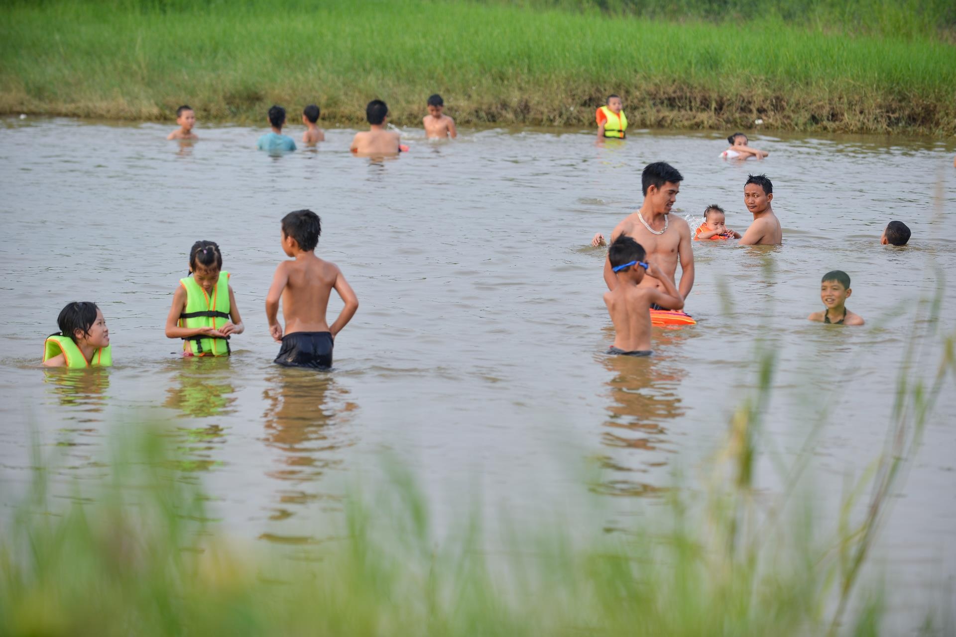 Nang nong tre em ra song tam giai nhiet tap boi anh 3