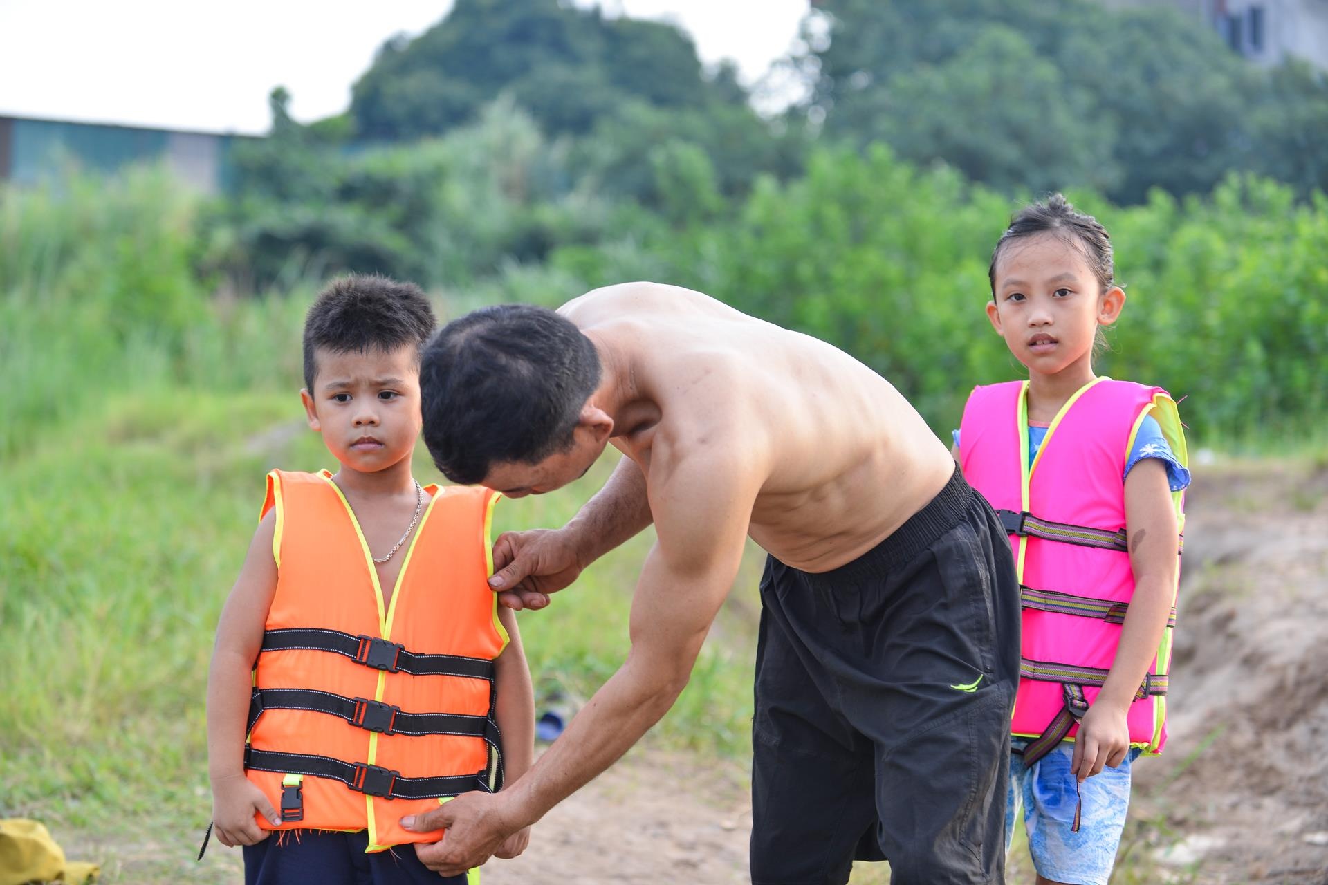Nang nong tre em ra song tam giai nhiet tap boi anh 2