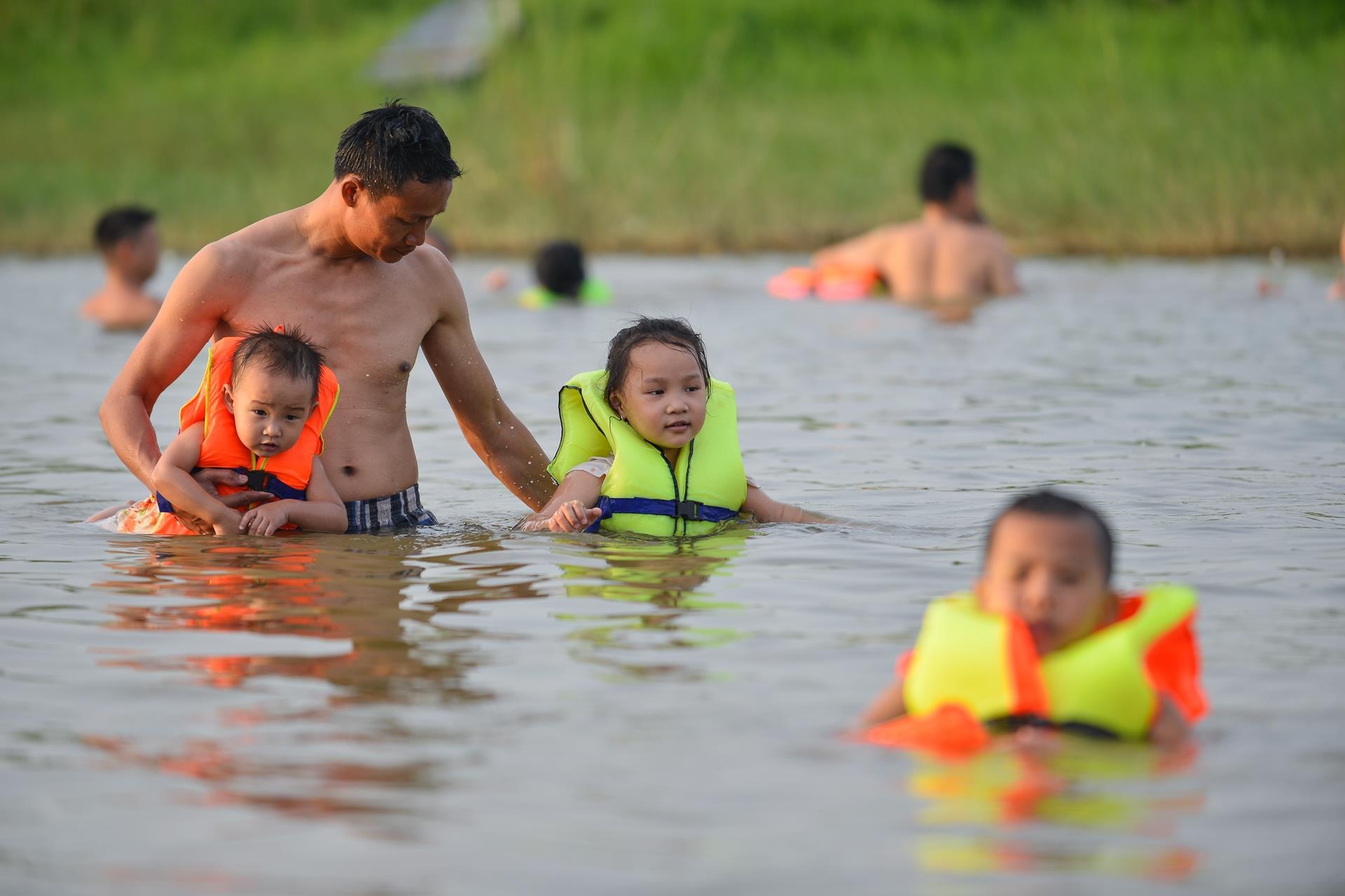 Nang nong tre em ra song tam giai nhiet tap boi anh 8