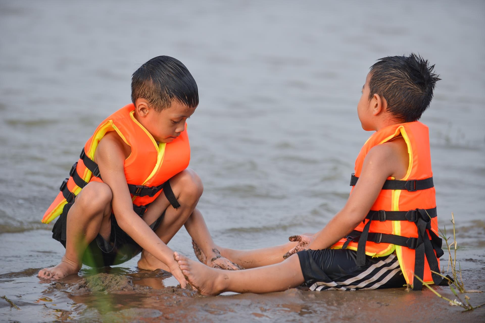 Nang nong tre em ra song tam giai nhiet tap boi anh 9
