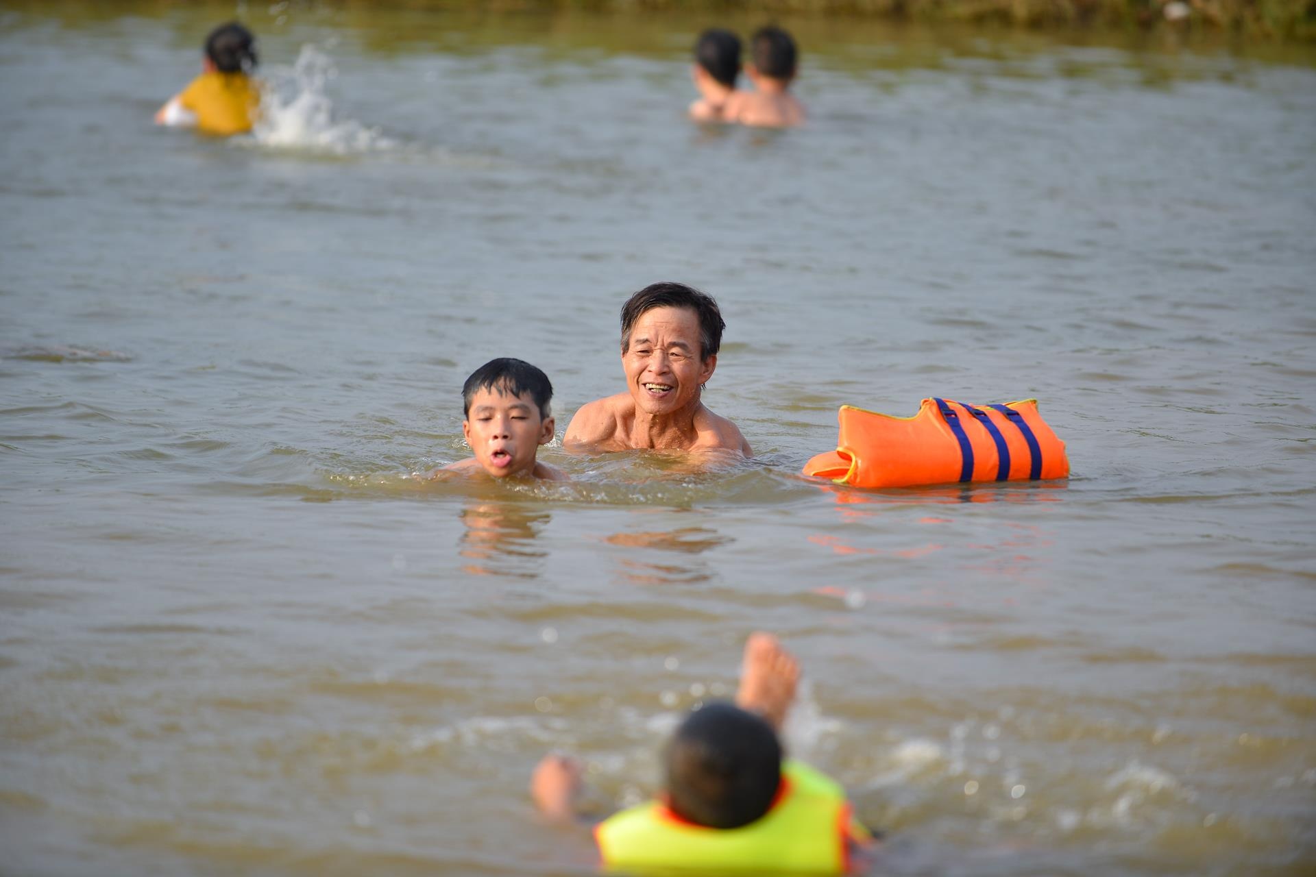 Nang nong tre em ra song tam giai nhiet tap boi anh 4